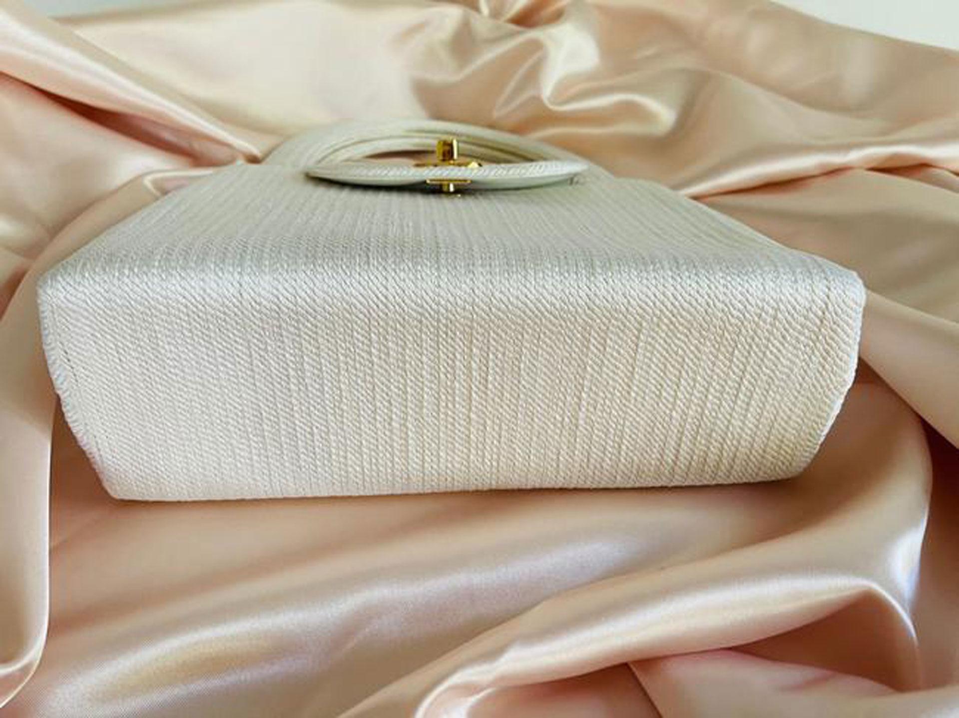 Chanel Rare sac à rabat Kelly vintage en soie tissée blanc cassé et blanc cassé, 1997  en vente 6