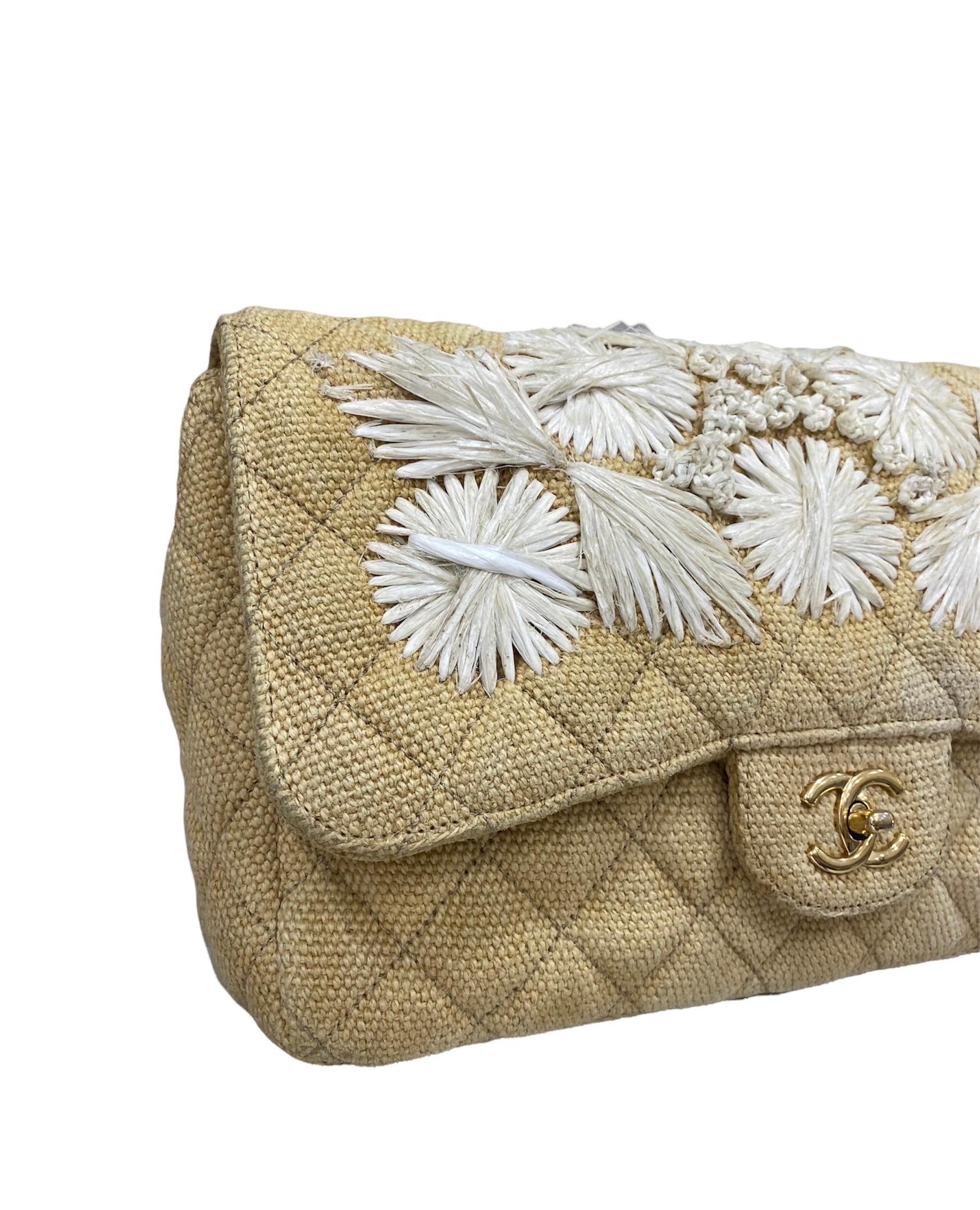 Chanel signed bag, Jumbo model, made of beige canvas with floral embroidery on the front and golden hardware.
Equipped with a flap with interlocking CC logo closure, internally lined in beige satin, very roomy.
Equipped with a sliding shoulder strap