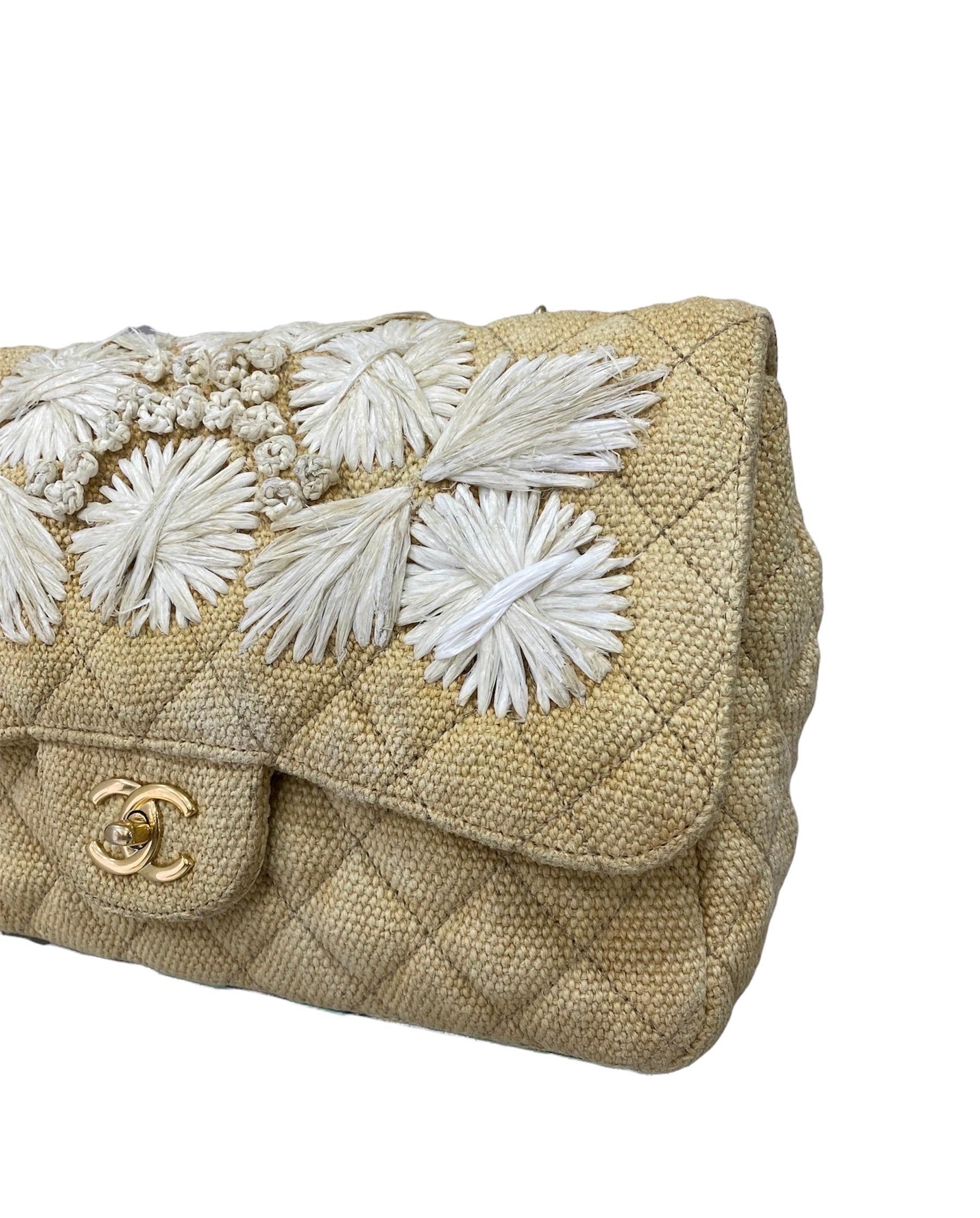Women's Chanel Flap Beige Canvas Flowers Borsa a Tracolla For Sale