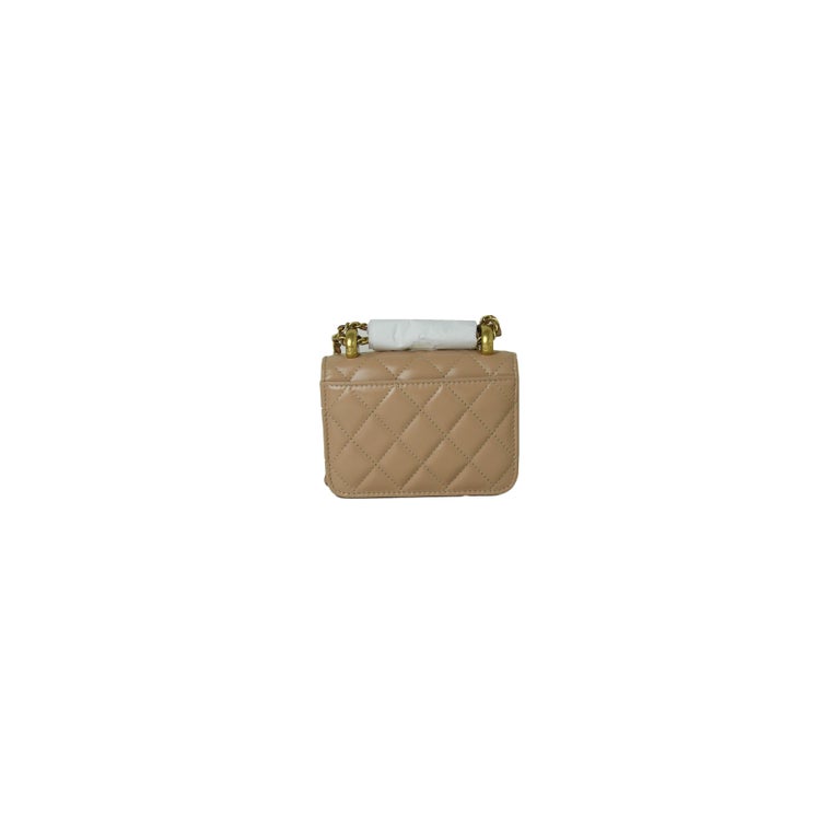 Chanel Chanel Tasche mit Klappe Münzgeldbörse mit Kette Kalbsleder and  goldfarbenem Metall in Beige im Angebot bei 1stDibs