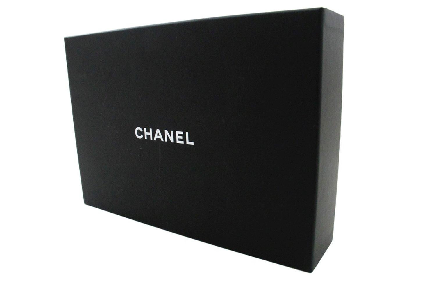 CHANEL Klappe Telefonhalter mit Kettentasche Schwarze Crossbody Clutch im Angebot 16