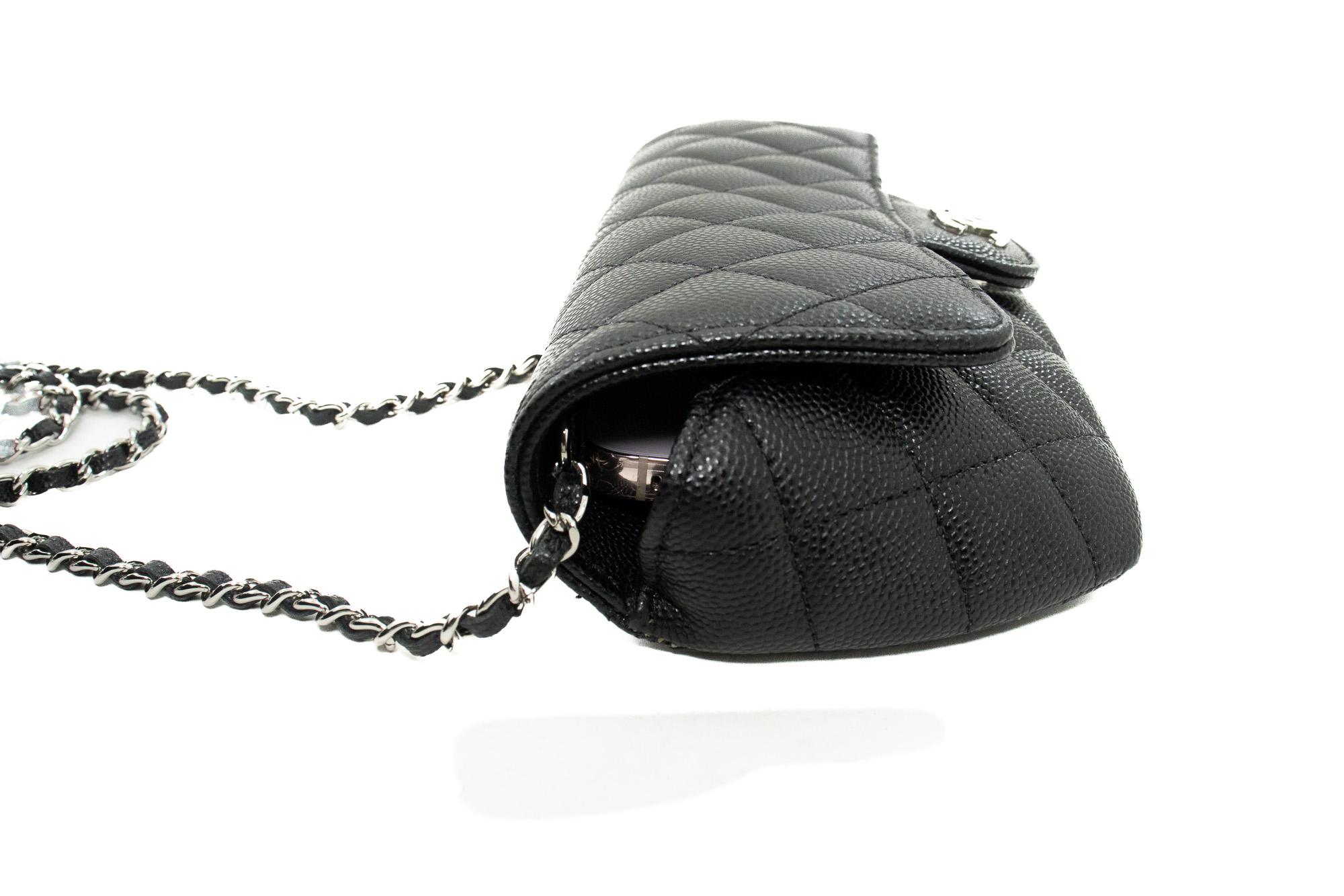 CHANEL Klappe Telefonhalter mit Kettentasche Schwarze Crossbody Clutch im Angebot 1