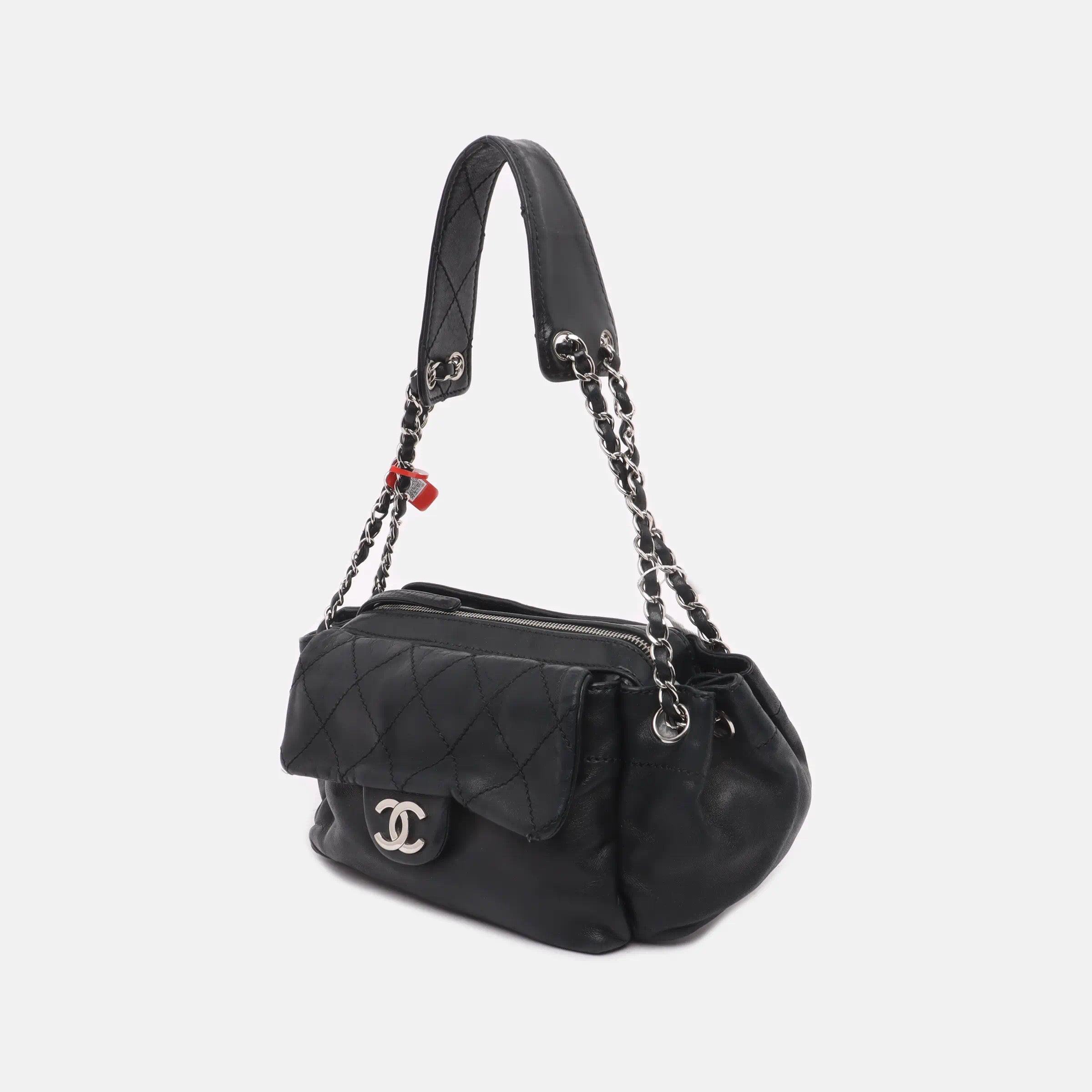 Chanel Flap Pocket Accordion Camera Bag 2005-2006 Lambskin Leather Shoulder Bag In Good Condition In AUBERVILLIERS, FR