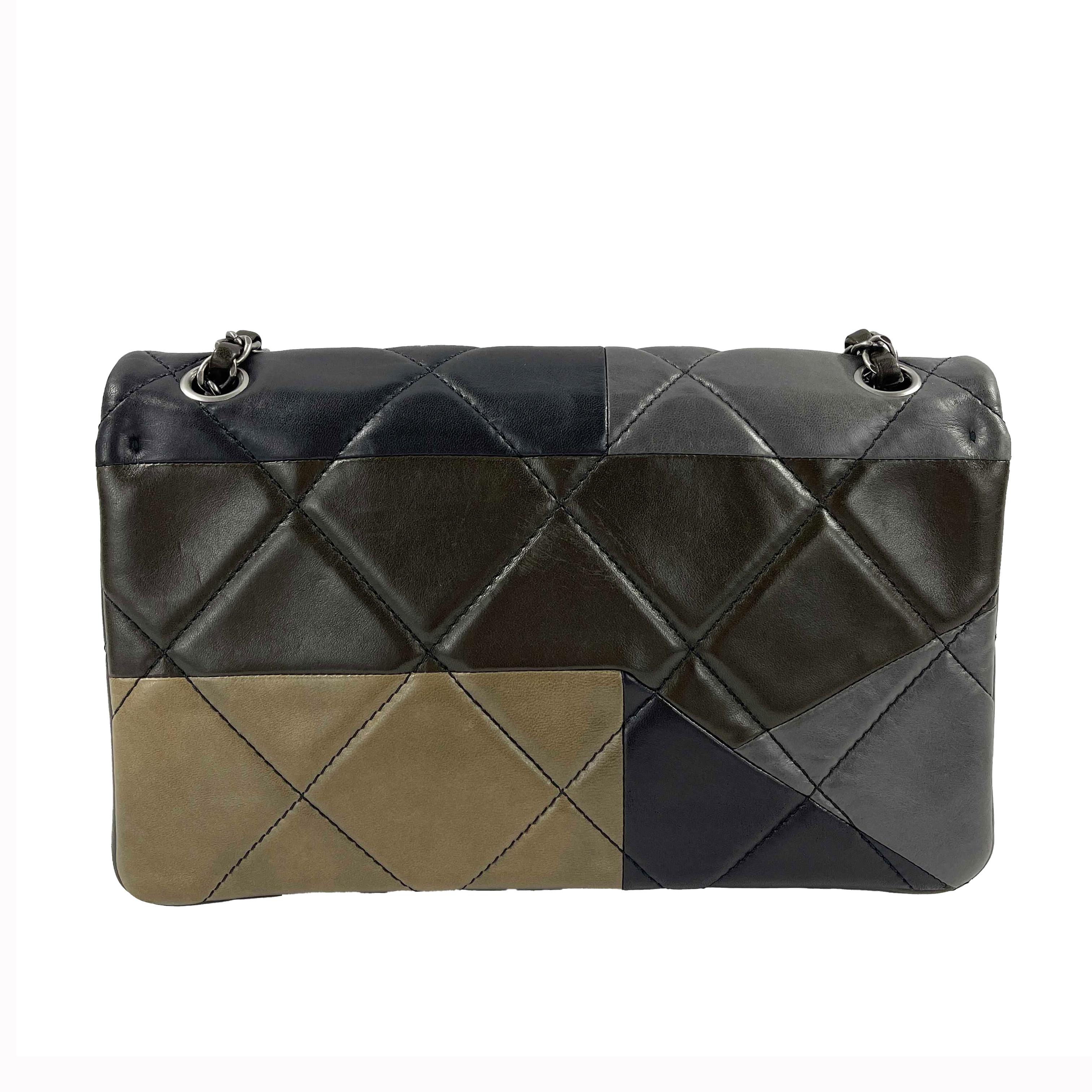 CHANEL - Excellent - Boy Bag Flap Quilted Patchwork Medium Shoulder Crossbody - Multi -Olive Green, Brown and Grey - Handbag

Description

This handbag is crafted in earth tones with multicolor patchwork style diamond quilted lambskin