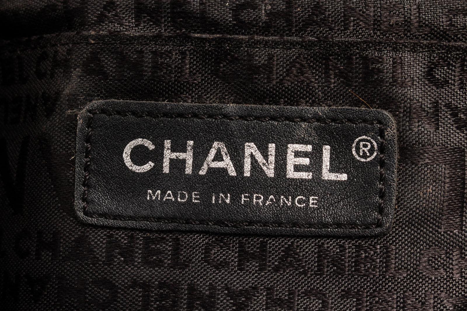 Chanel Flap shoulder bag features black Chevron quilted Lambskin leather 1