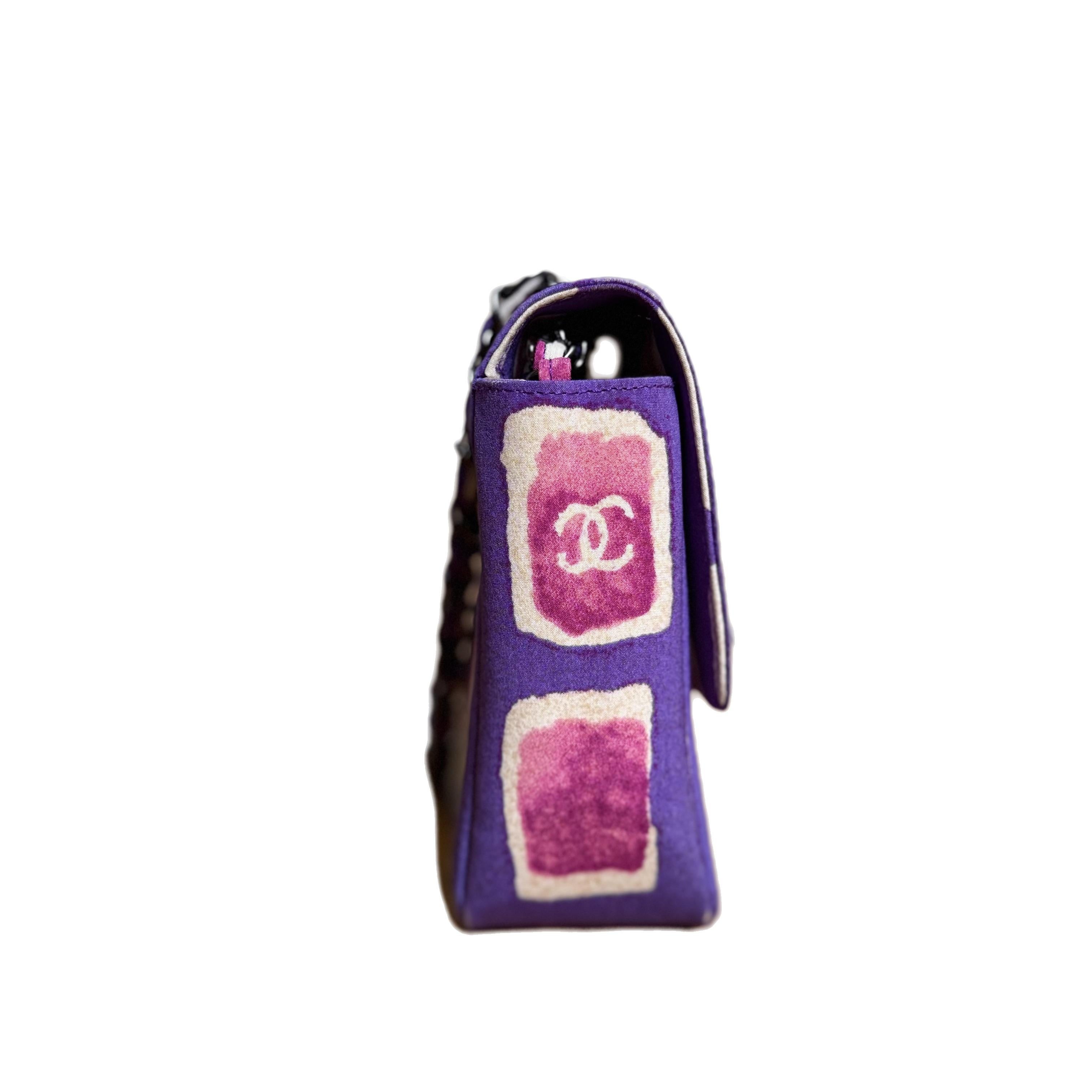 ÉTAT : TRÈS BON

Ce sac à main Chanel multicolore d'occasion / preloved est en bon état avec des signes d'usure modérés. Légers frottements sur les coins. Taches à l'extérieur et à l'intérieur. Le matériel est terni. 

DÉTAILS :

Chanel 

De la