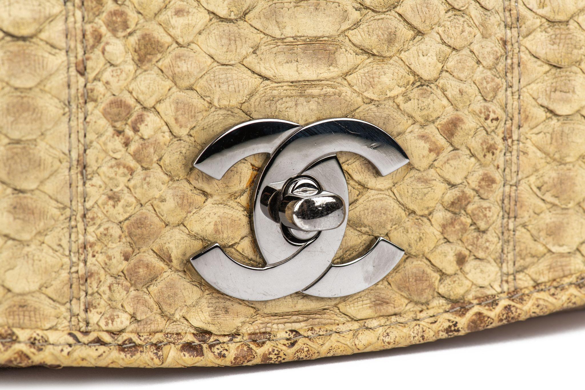 Chanel sac à bandoulière à rabat python en vente 8