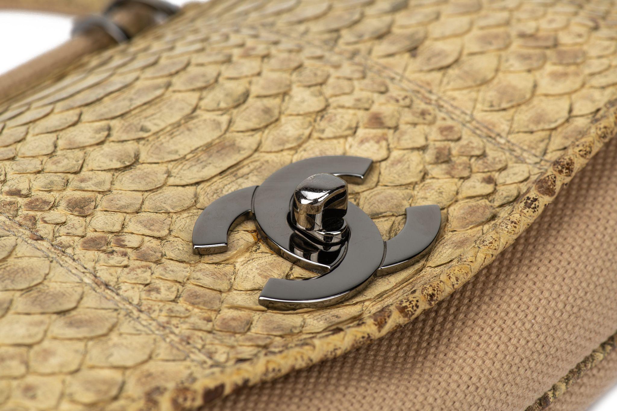 Chanel sac à bandoulière à rabat python en vente 16