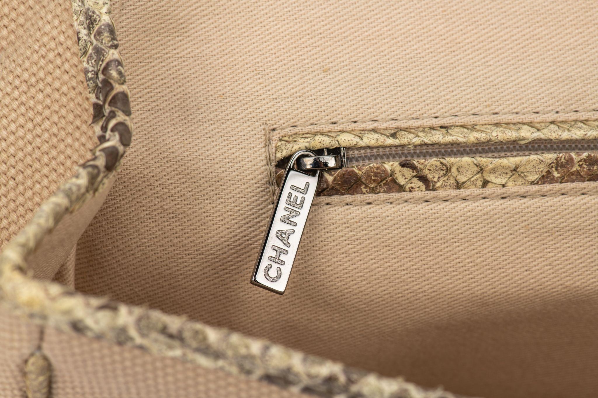 Chanel sac à bandoulière à rabat python Pour femmes en vente