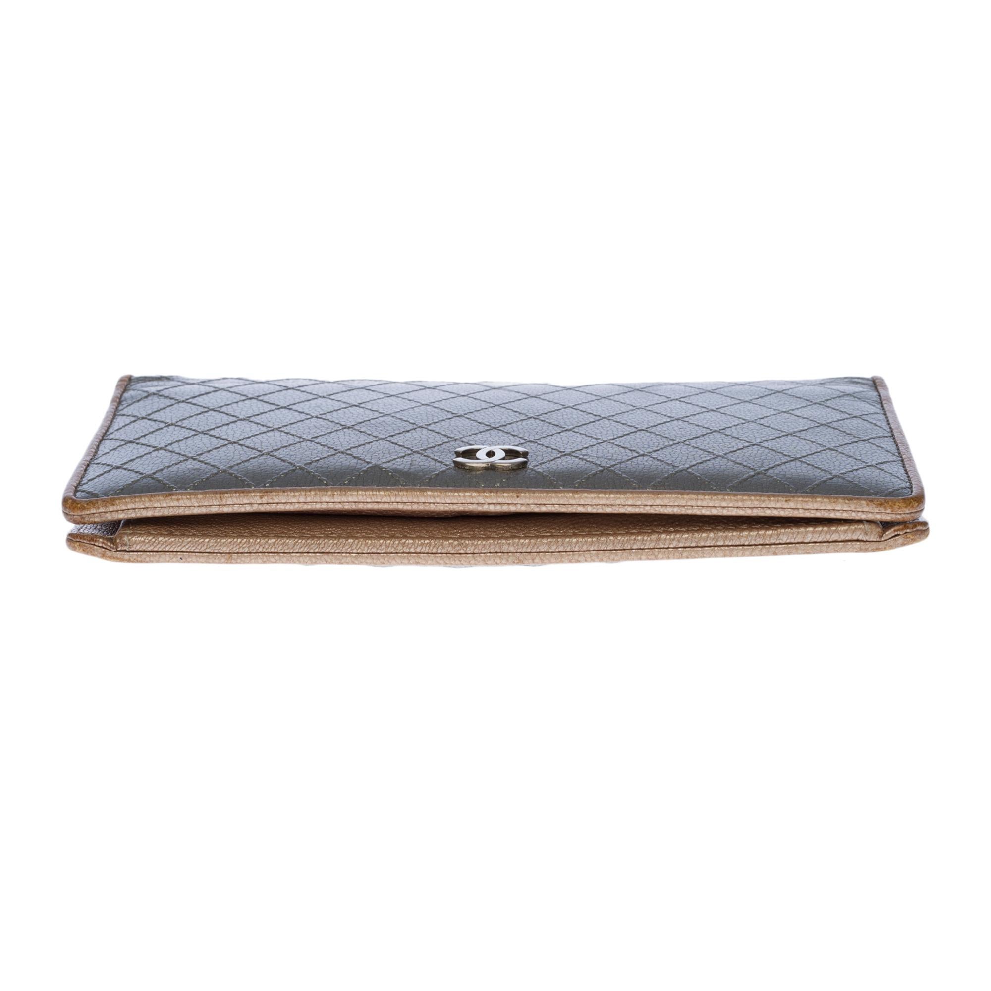 Women's Chanel Flap Wallet in Metallic Silver lambskin leather and Gold-tone interior For Sale