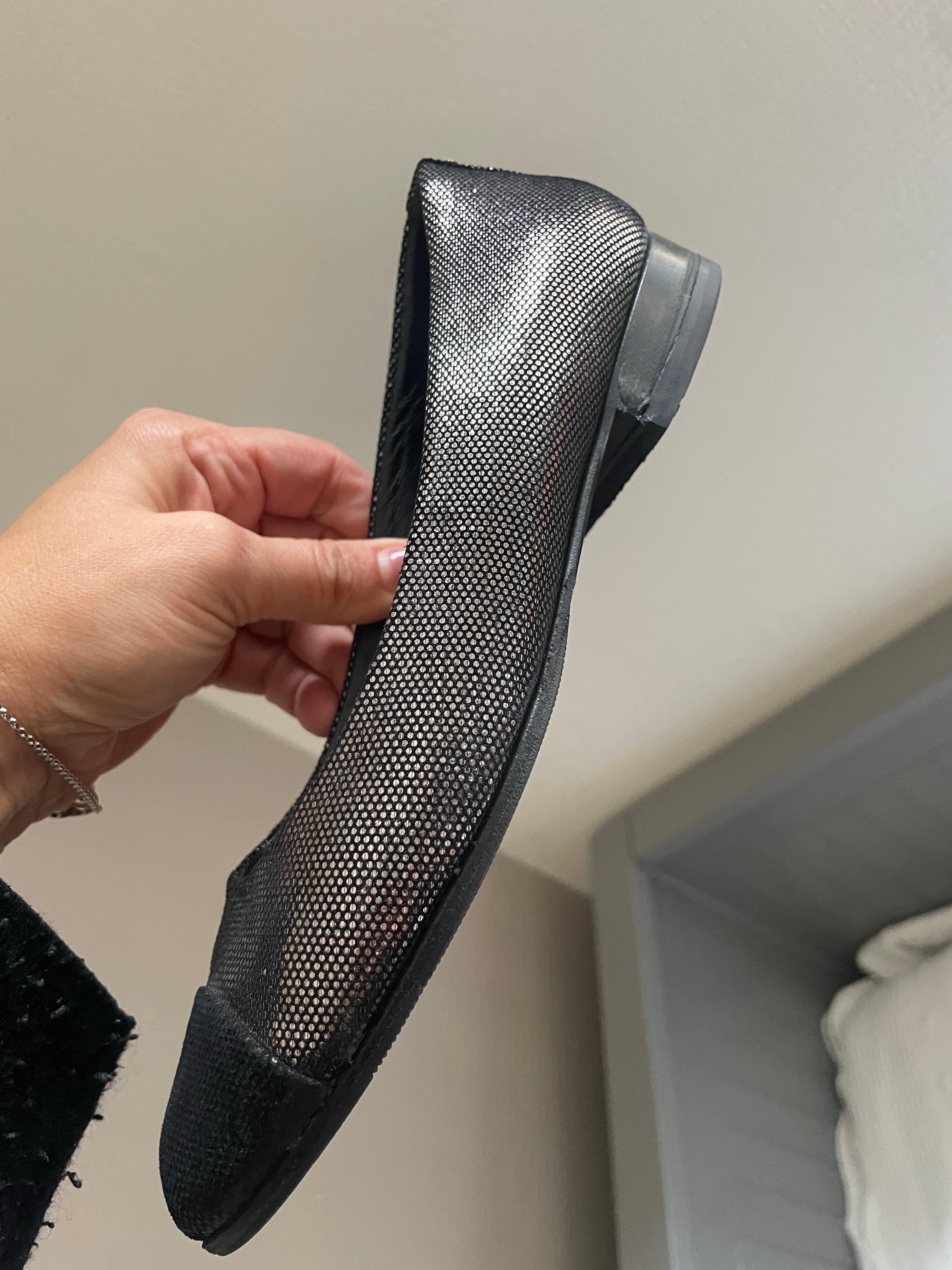 Bellissima ballerina Chanel. Bicolore. Logo CC sul retro. Taglia 36,5 FR, taglia 6,5 US e 4 UK. Sono in ottime condizioni. Solo una leggera usura sul fondo anteriore di una scarpa dovuta allo sfregamento. Molto discreto. La suola esterna è stata