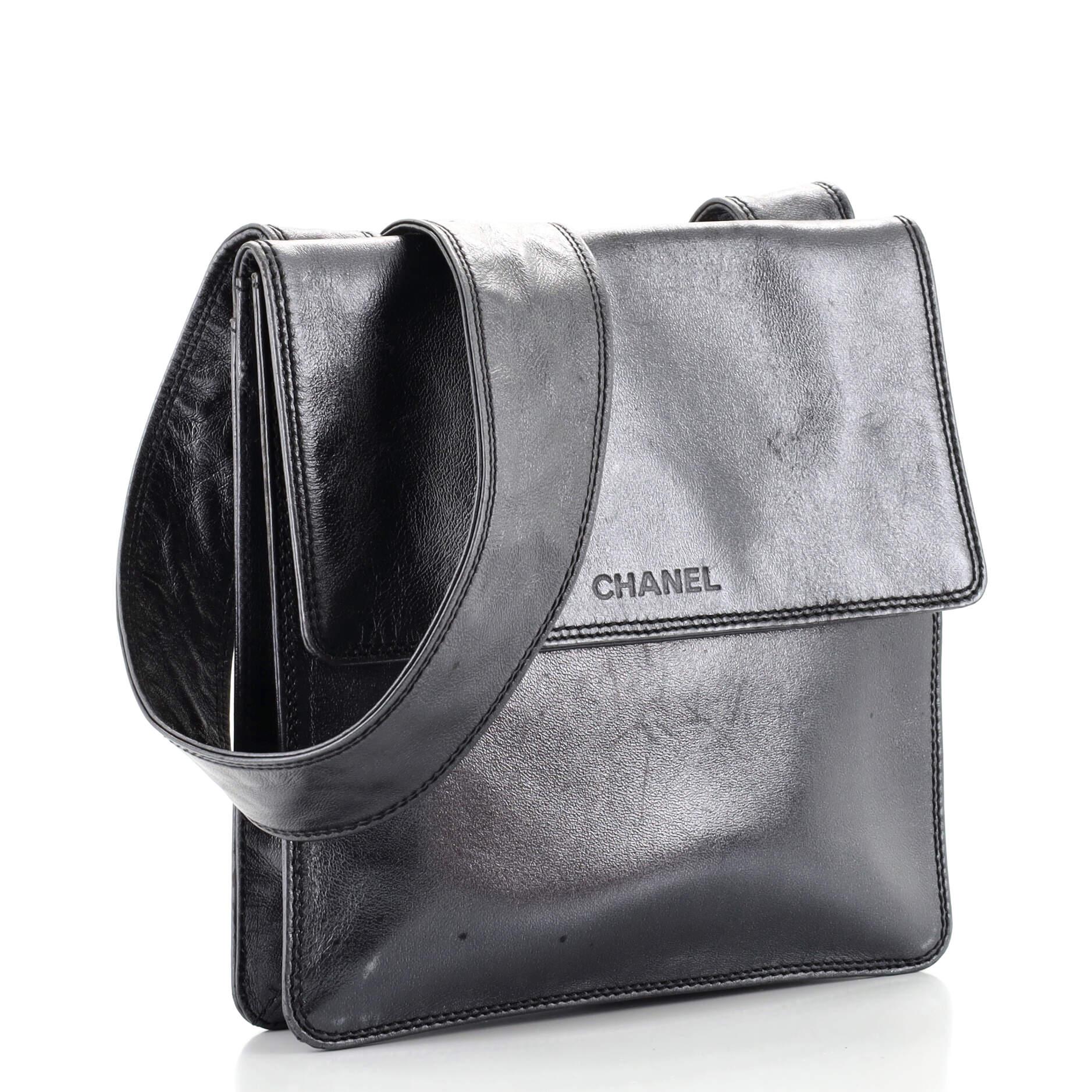 Condition: Fair. Odor in interior. Heavy creasing and scuffs on exterior, underneath flap and on strap, small stains on strap and rear, wear on base edges. Light wear in interior, scratches on hardware.
Accessories: No Accessories
Measurements: