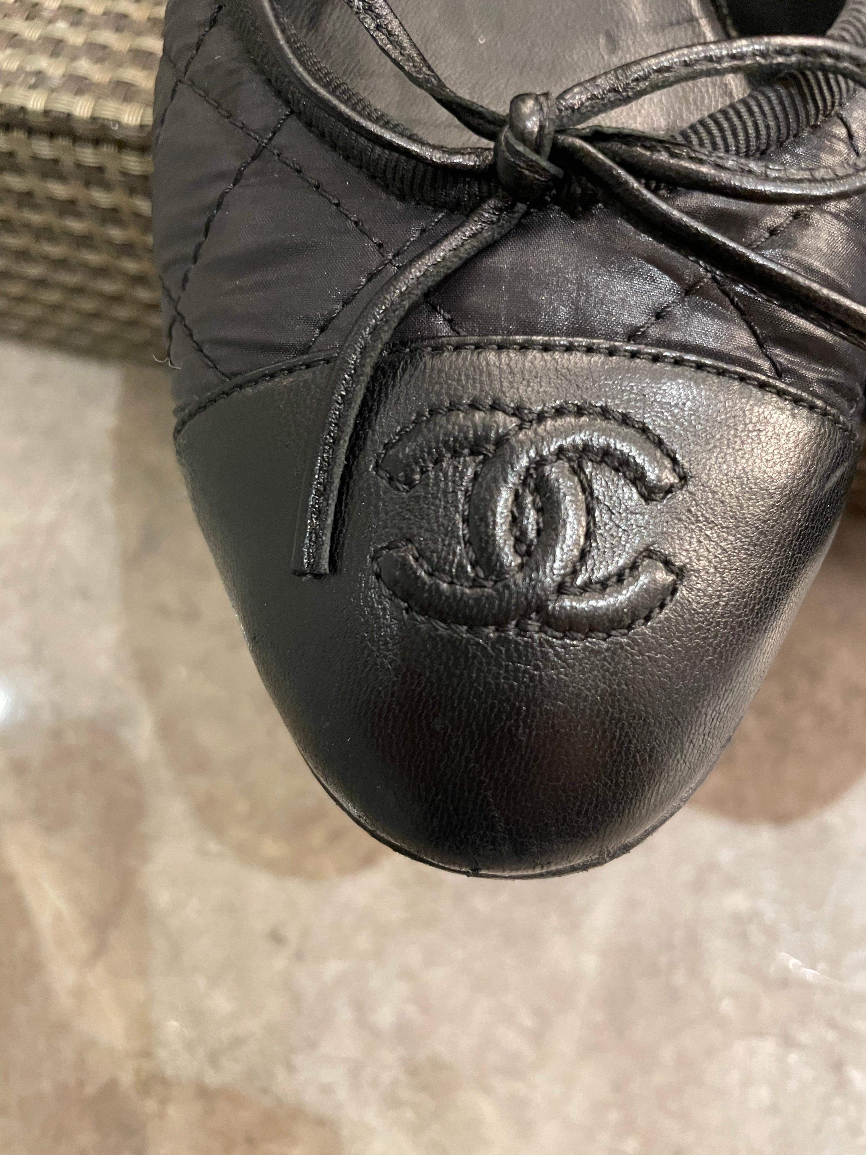 CHANEL Ballerines plates matelassées en vente 6