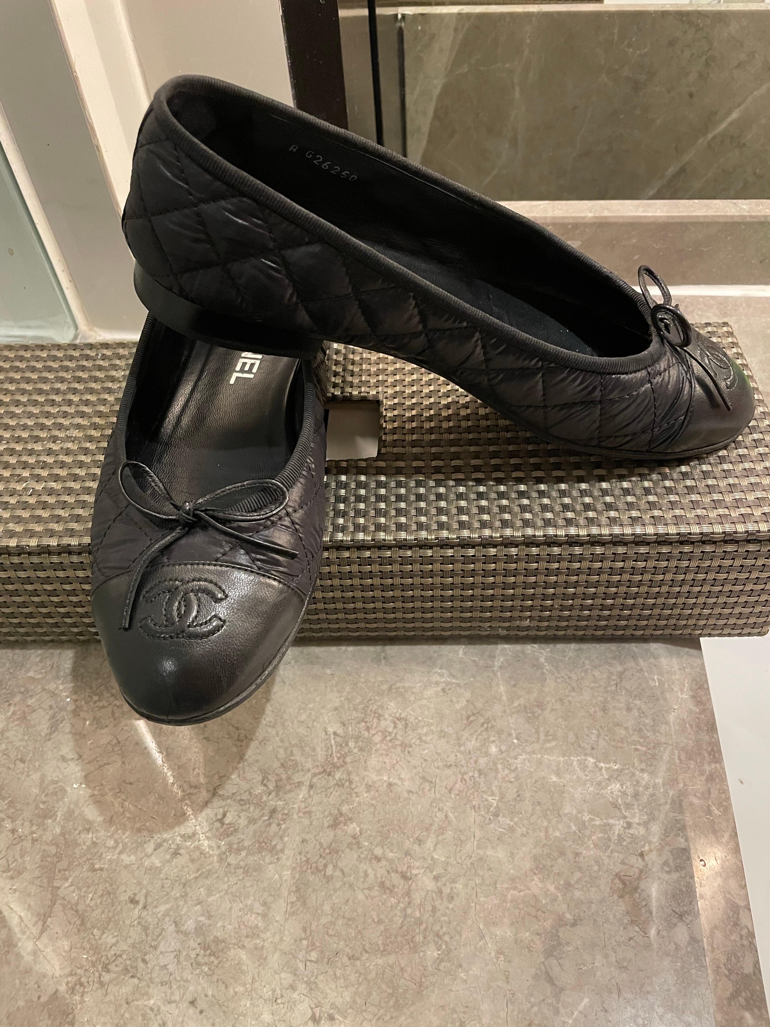 Chanel Ballerines en cuir et nylon matelassé. Taille 38.5 FR. En très bon état, très peu porté. Elles ont des semelles neuves et un talon extérieur de protection, qui a été appliqué par un professionnel.