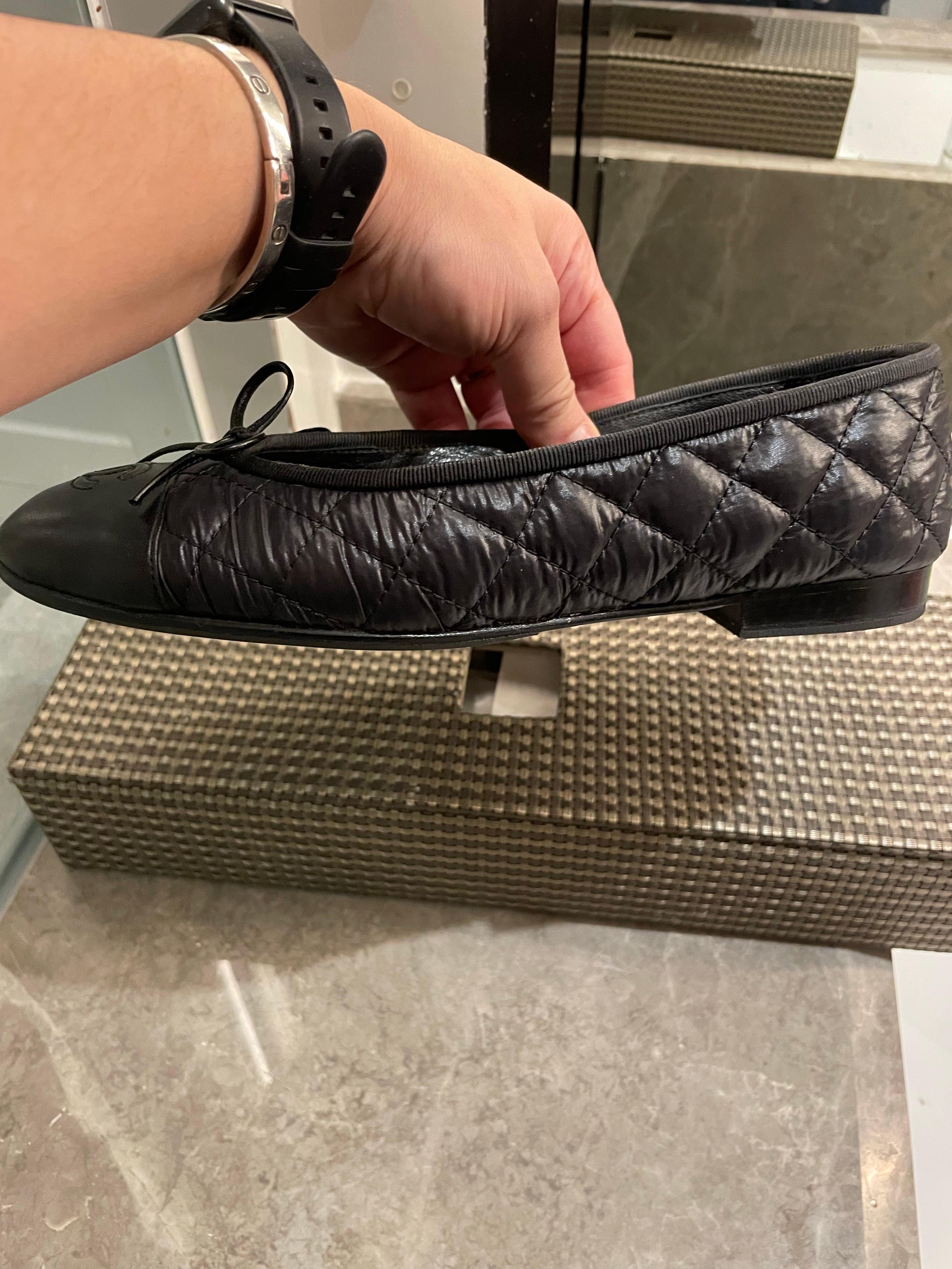 Noir CHANEL Ballerines plates matelassées en vente