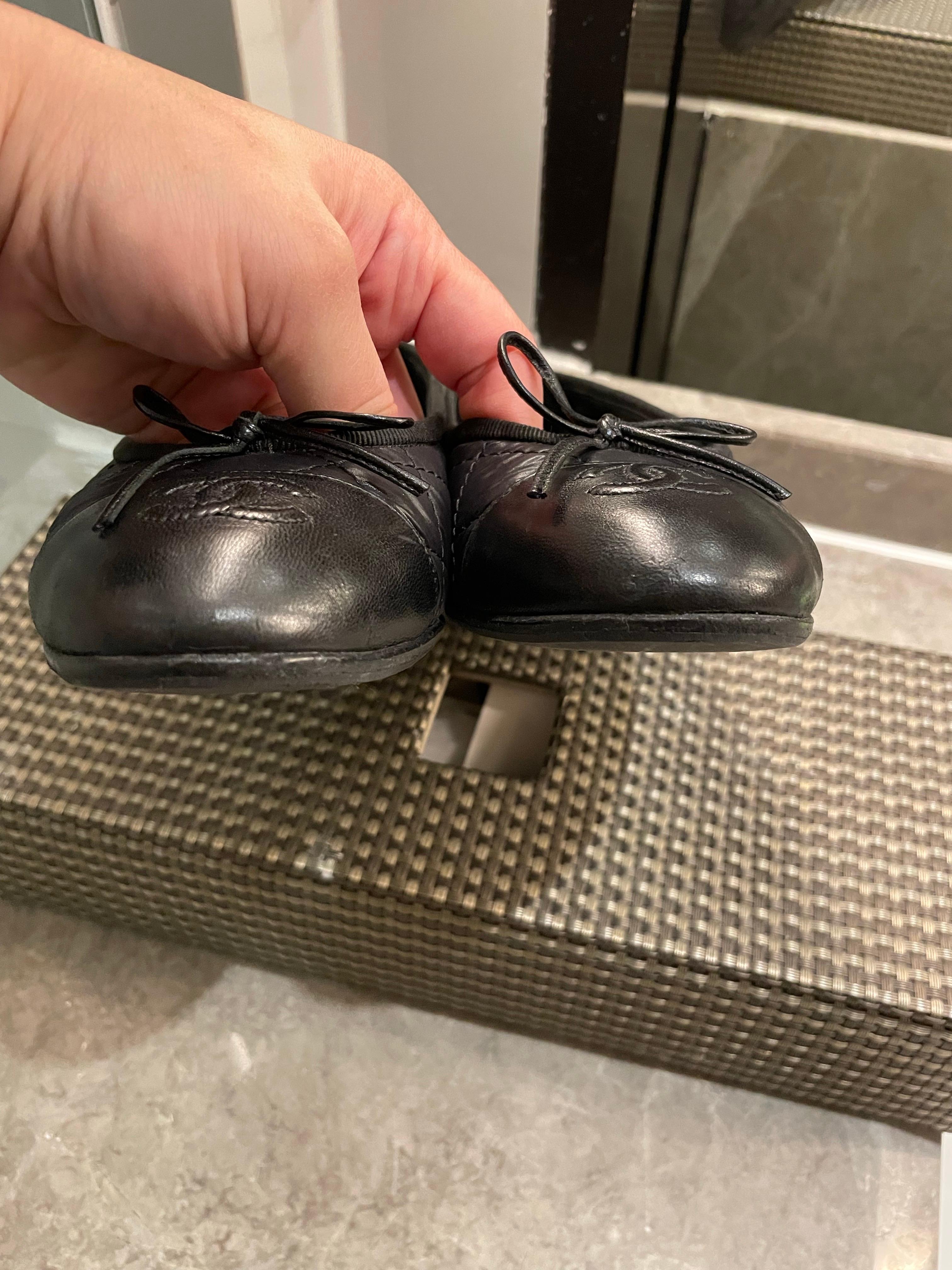 CHANEL Ballerines plates matelassées en vente 2
