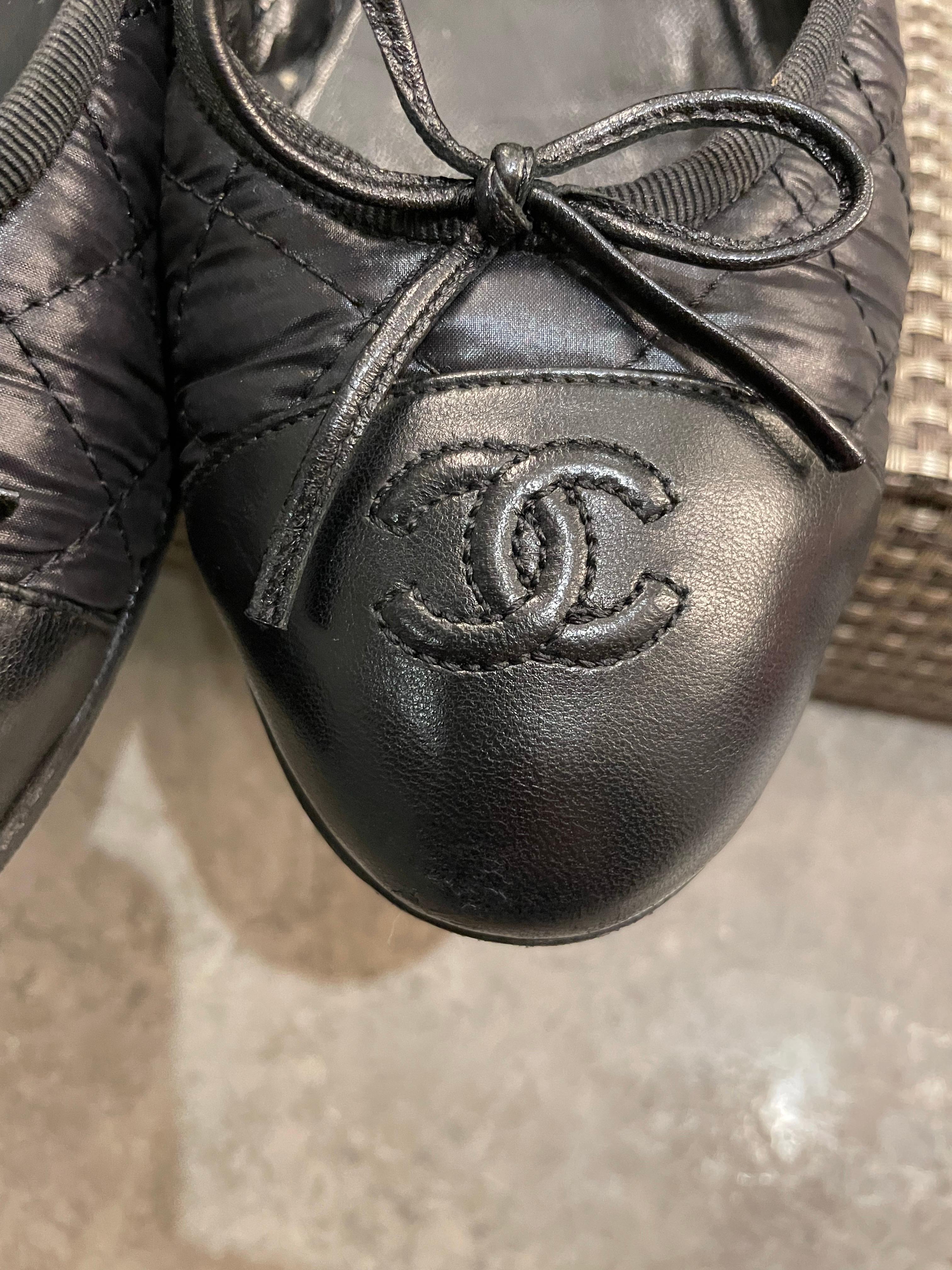 CHANEL Ballerines plates matelassées en vente 3