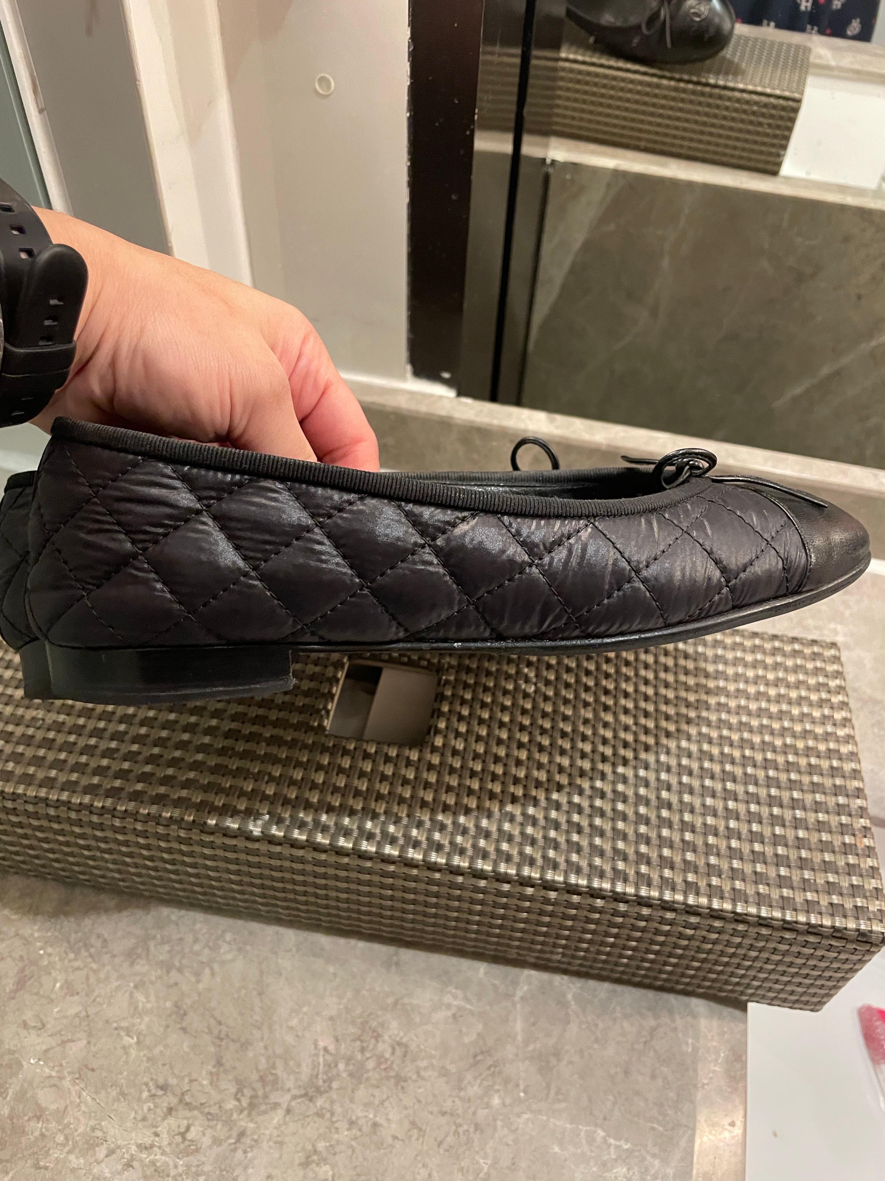CHANEL Ballerines plates matelassées en vente 4