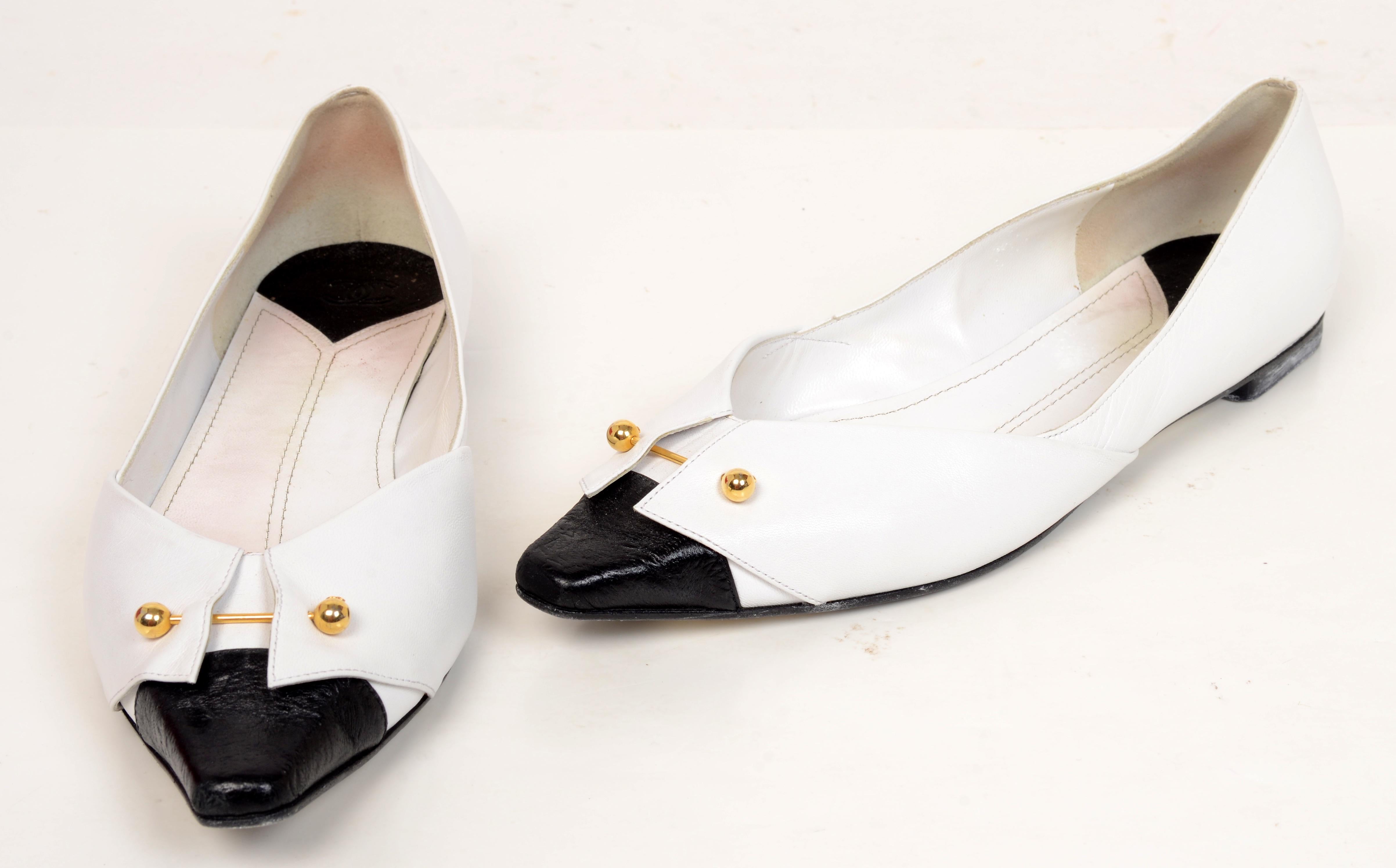 Unusual Chanel Flats Tuxedo Collar With Gold CC Branded Barbell Stays across the pointed square toe, White and Black Leather size 39. Made in Italy, lightly worn.