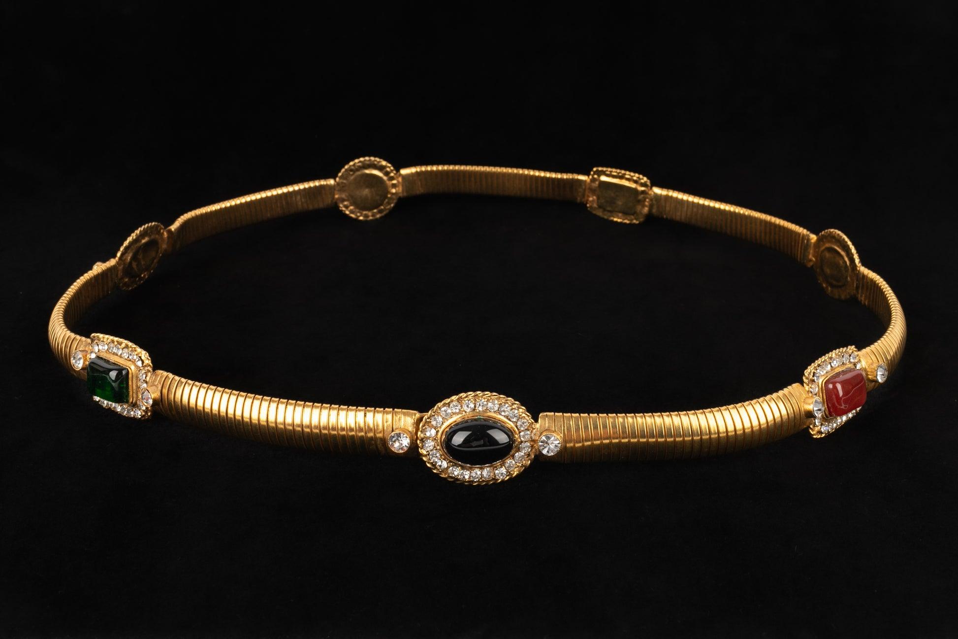 Chanel - (Made in France) Golden metal flexible belt with glass paste cabochons and Swarovski rhinestones. 1997 Spring-Summer Collection.

Additional information:
Condition: Very good condition
Dimensions: Length: 88 cm
Period: 20th Century

Seller