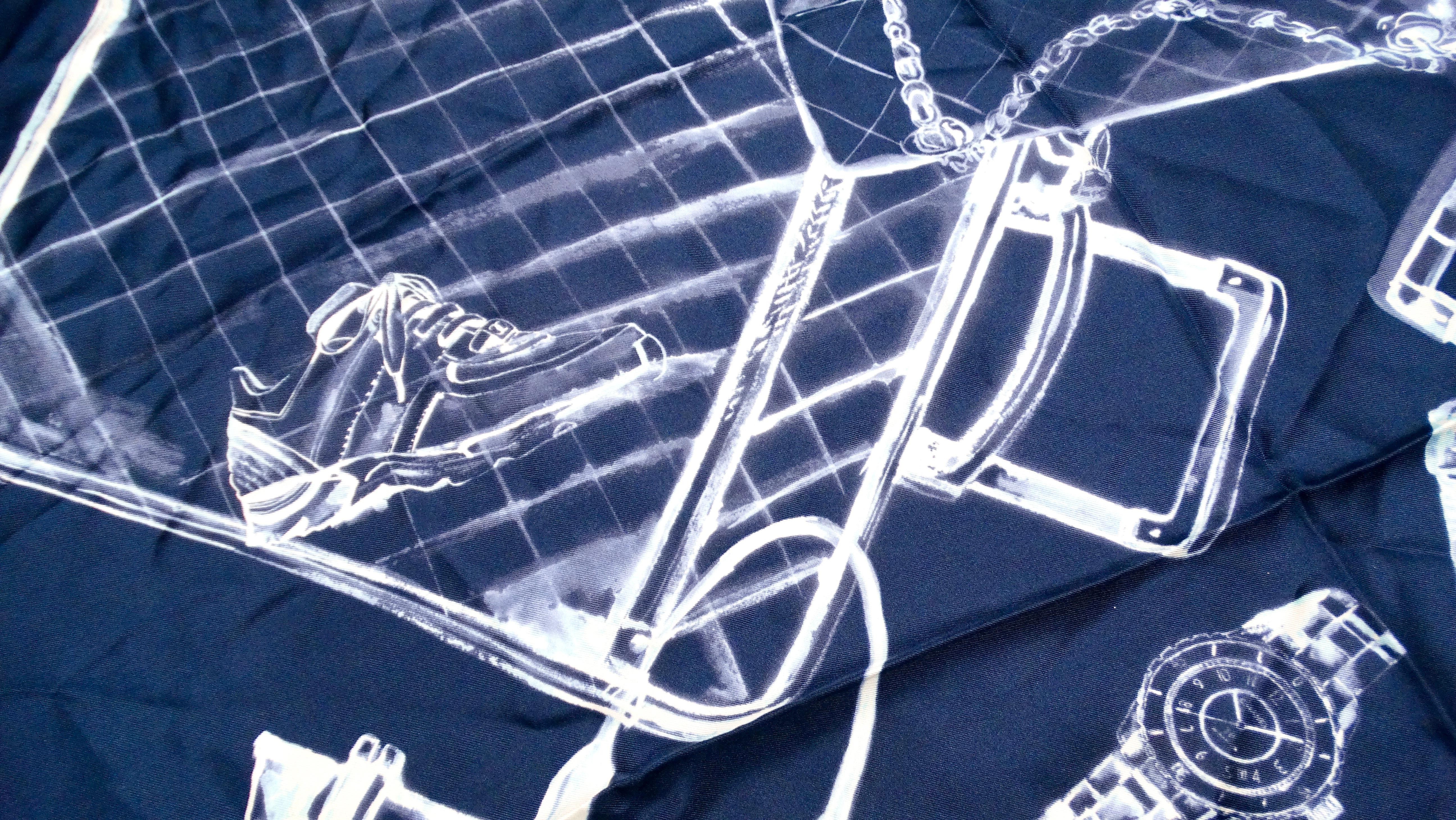 Chanel „Flight Now Boarding“ Bleu Marine & Blanc Seidenschal mit X-Ray-Druck im Zustand „Gut“ im Angebot in Scottsdale, AZ