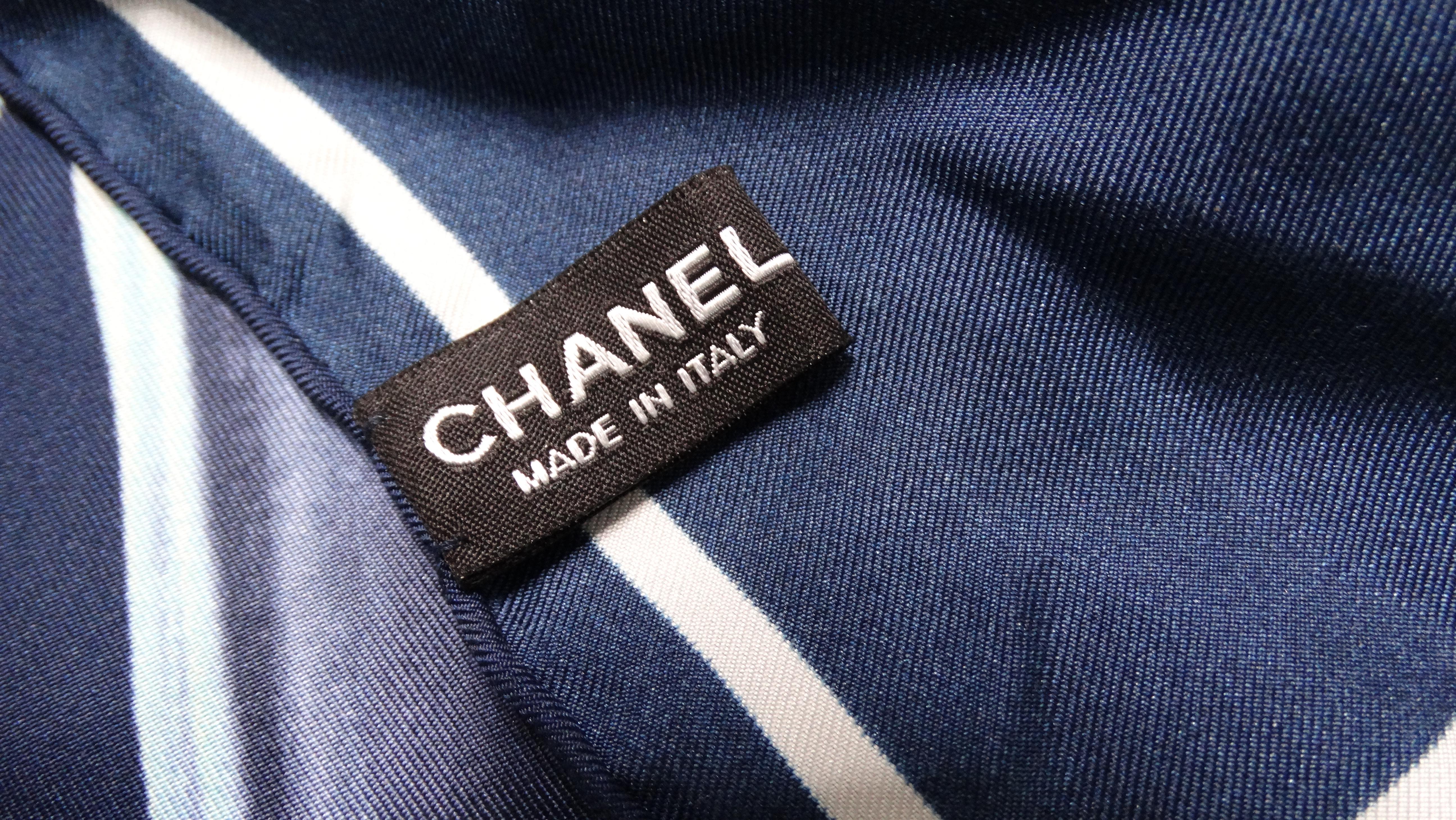 Chanel „Flight Now Boarding“ Bleu Marine & Blanc Seidenschal mit X-Ray-Druck im Angebot 1