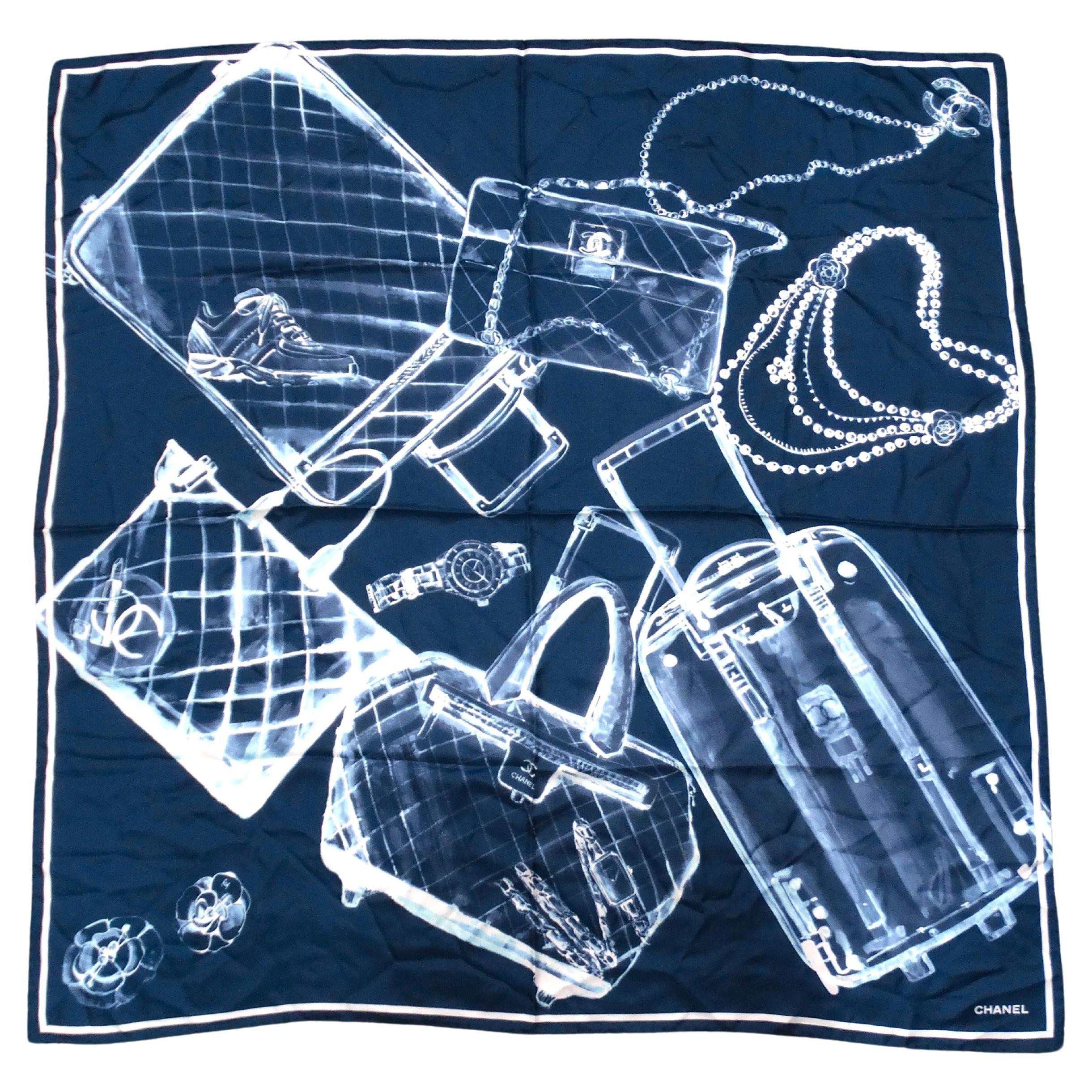 Chanel „Flight Now Boarding“ Bleu Marine & Blanc Seidenschal mit X-Ray-Druck im Angebot