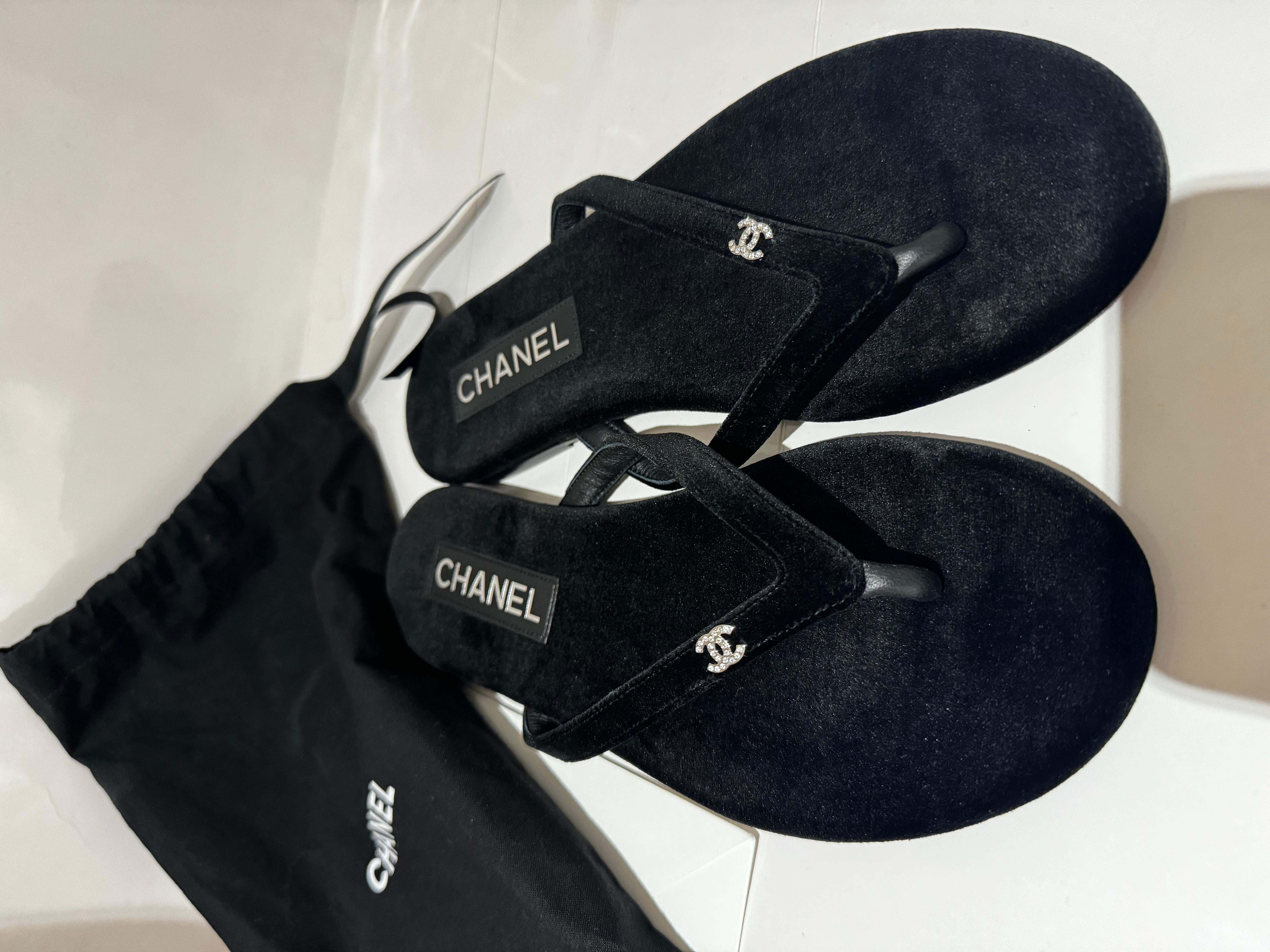 Chanel tongs plates en velours noir avec cristal CC. 24S, Les plus demandées et les plus vendues. Taille 38.5, livré avec sac à poussière et boîte. 