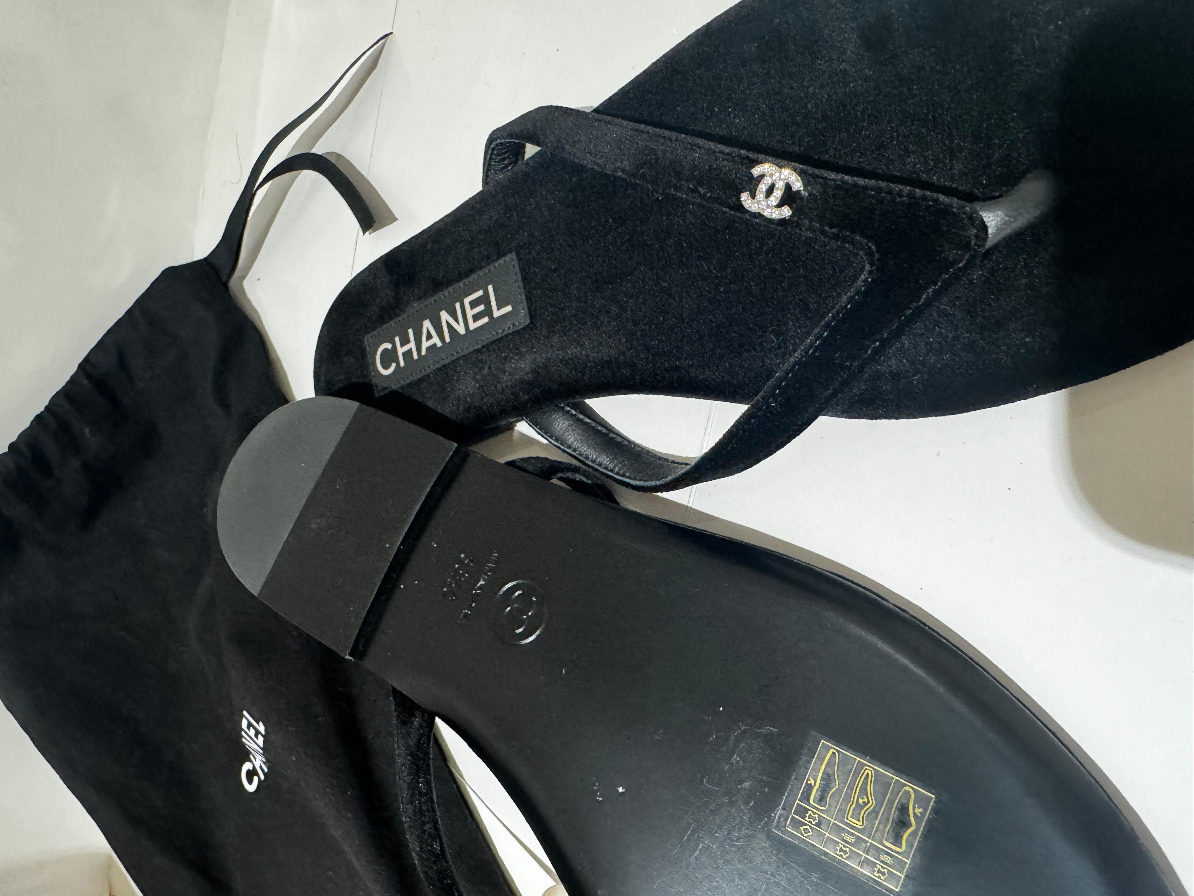Noir Tongs Chanel velours noir en vente