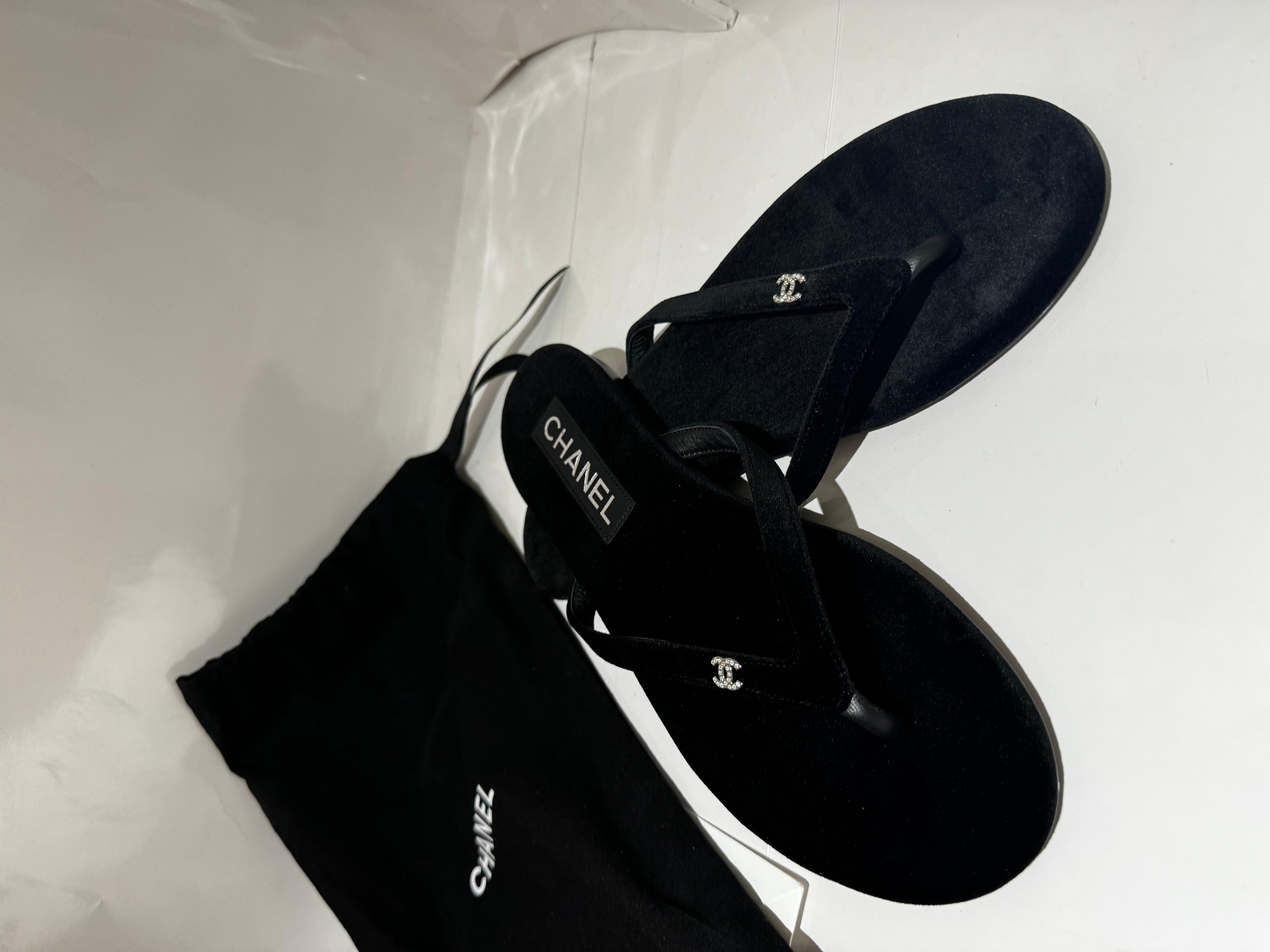 Tongs Chanel velours noir Neuf - En vente à London, England