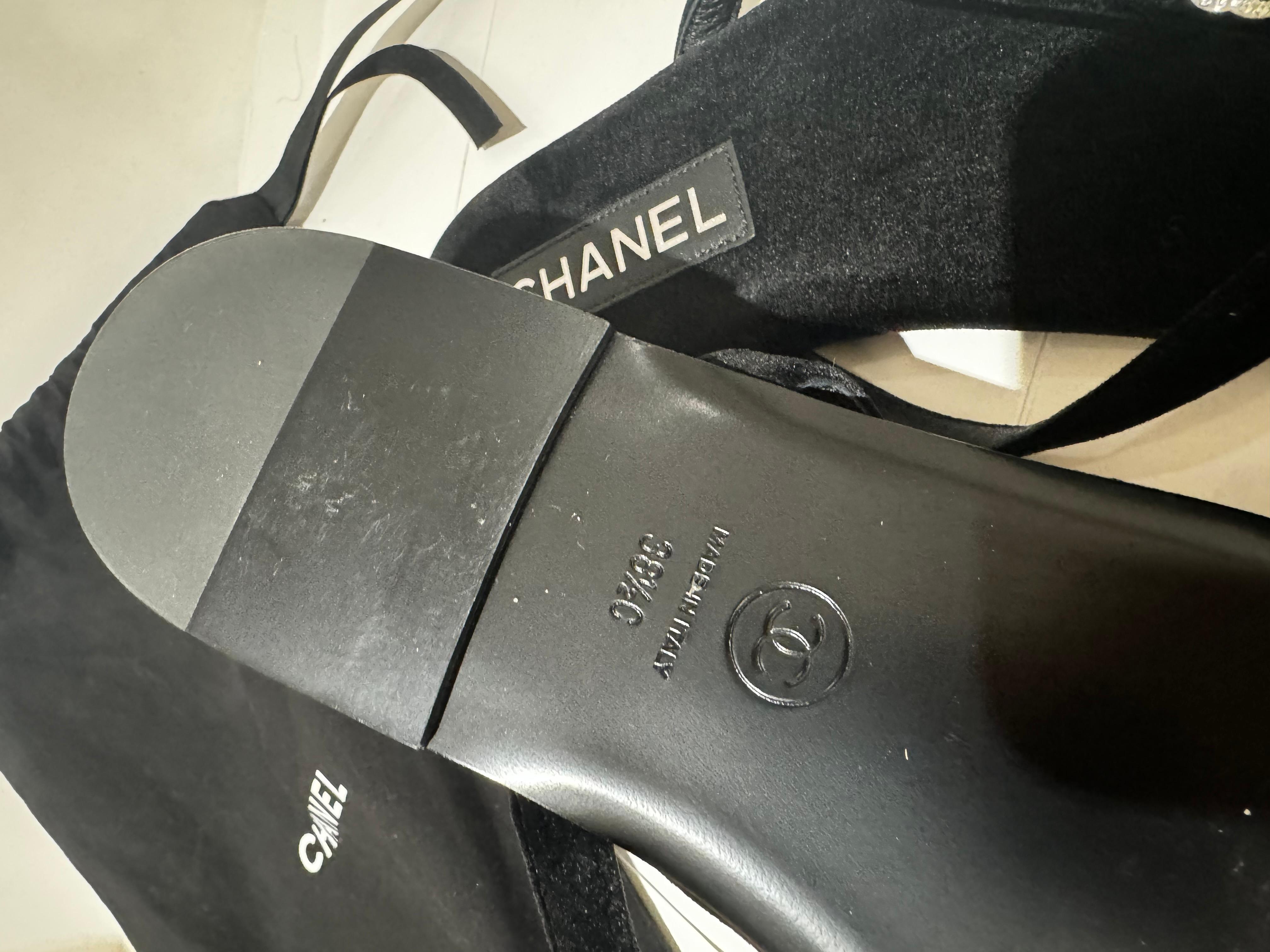Tongs Chanel velours noir Unisexe en vente