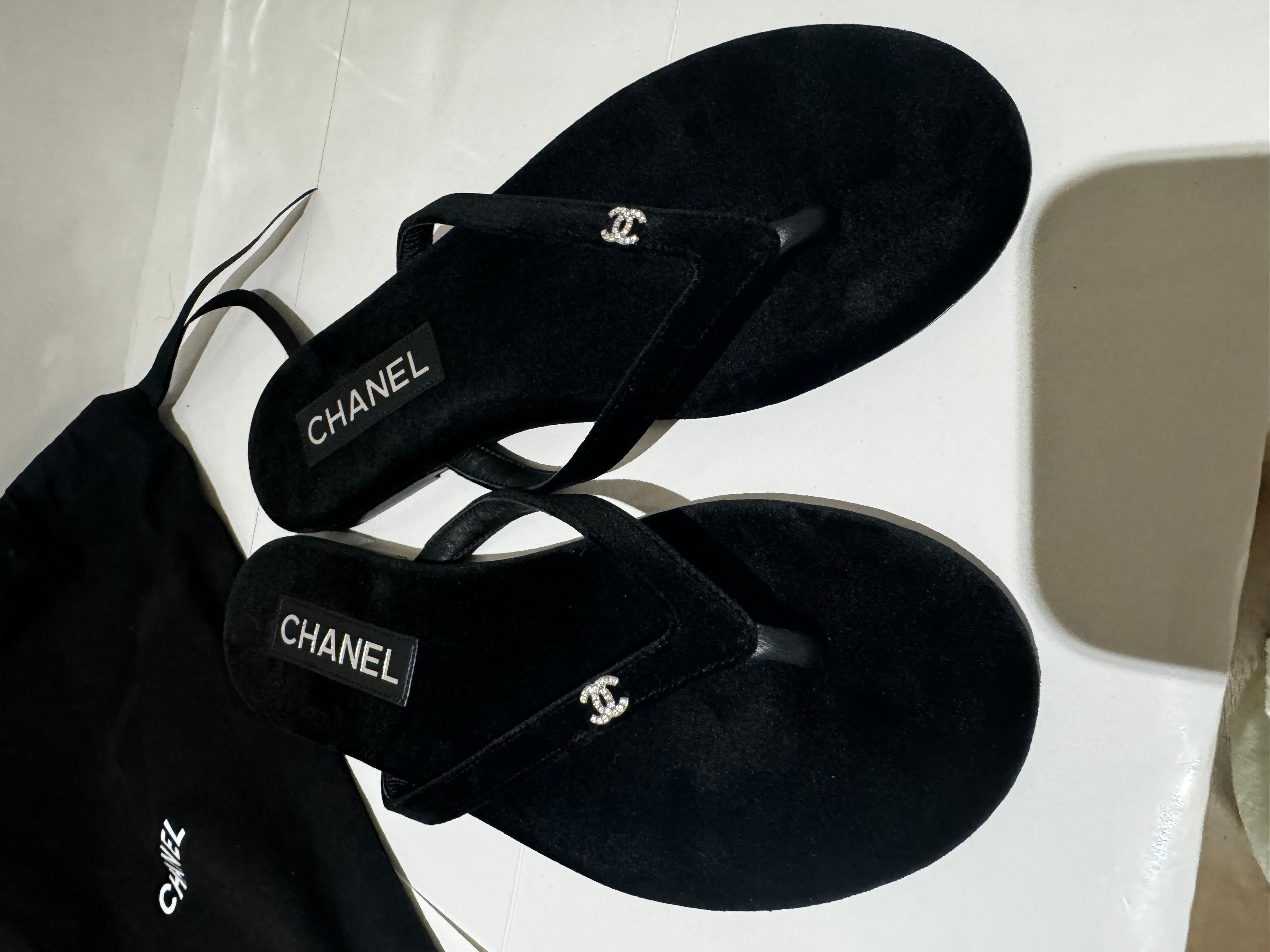 Tongs Chanel velours noir en vente 1