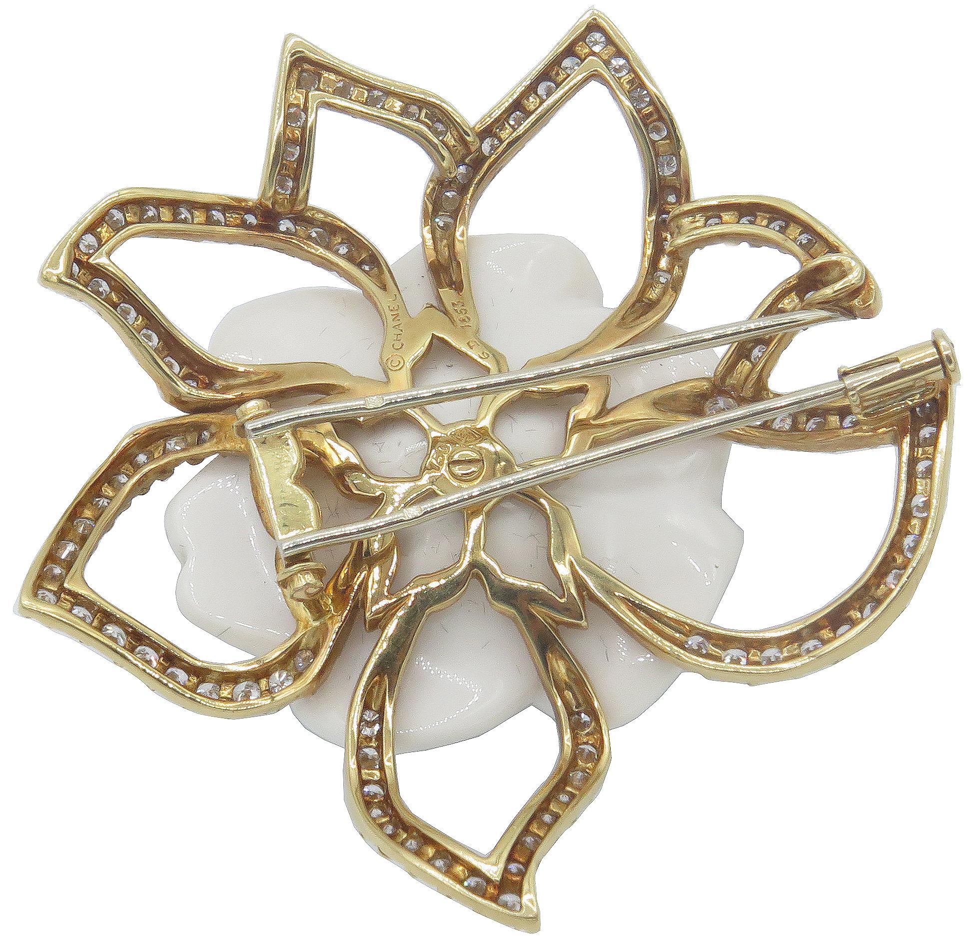 The white Camilla was Coco Chanel’s favorite flower and it was used in many of her jewelry designs. This beautiful brooch is a rare and iconic piece of Chanel fine jewelry . In the center of the brooch, is the classic white Camilla. 18kt gold petals