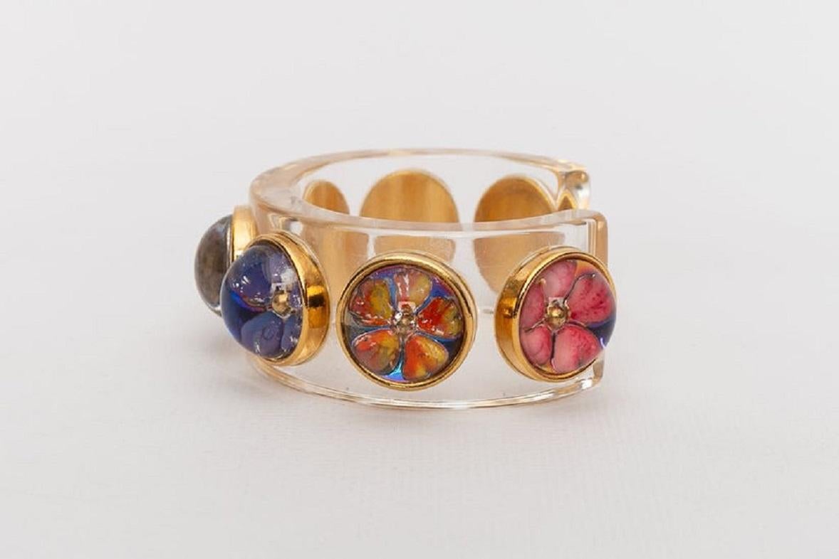 Chanel (Made in France) Lucite bracelet inlaid with multi-color flowers. 2cc8 Collection.

Additional information:

Dimensions: Circumference: 13.5 cm (5.31