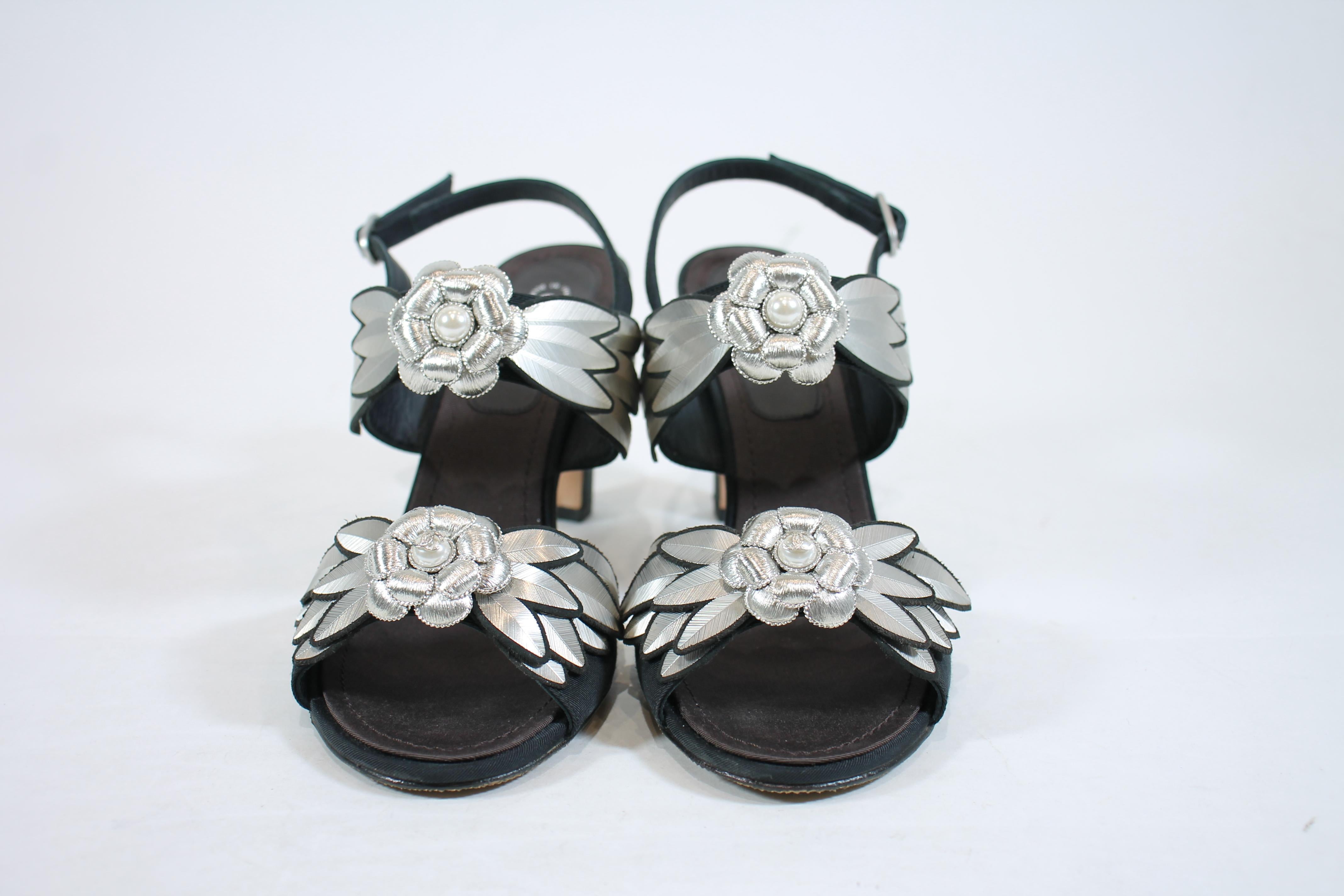 Black Chanel Floral Heels Size: 39 For Sale