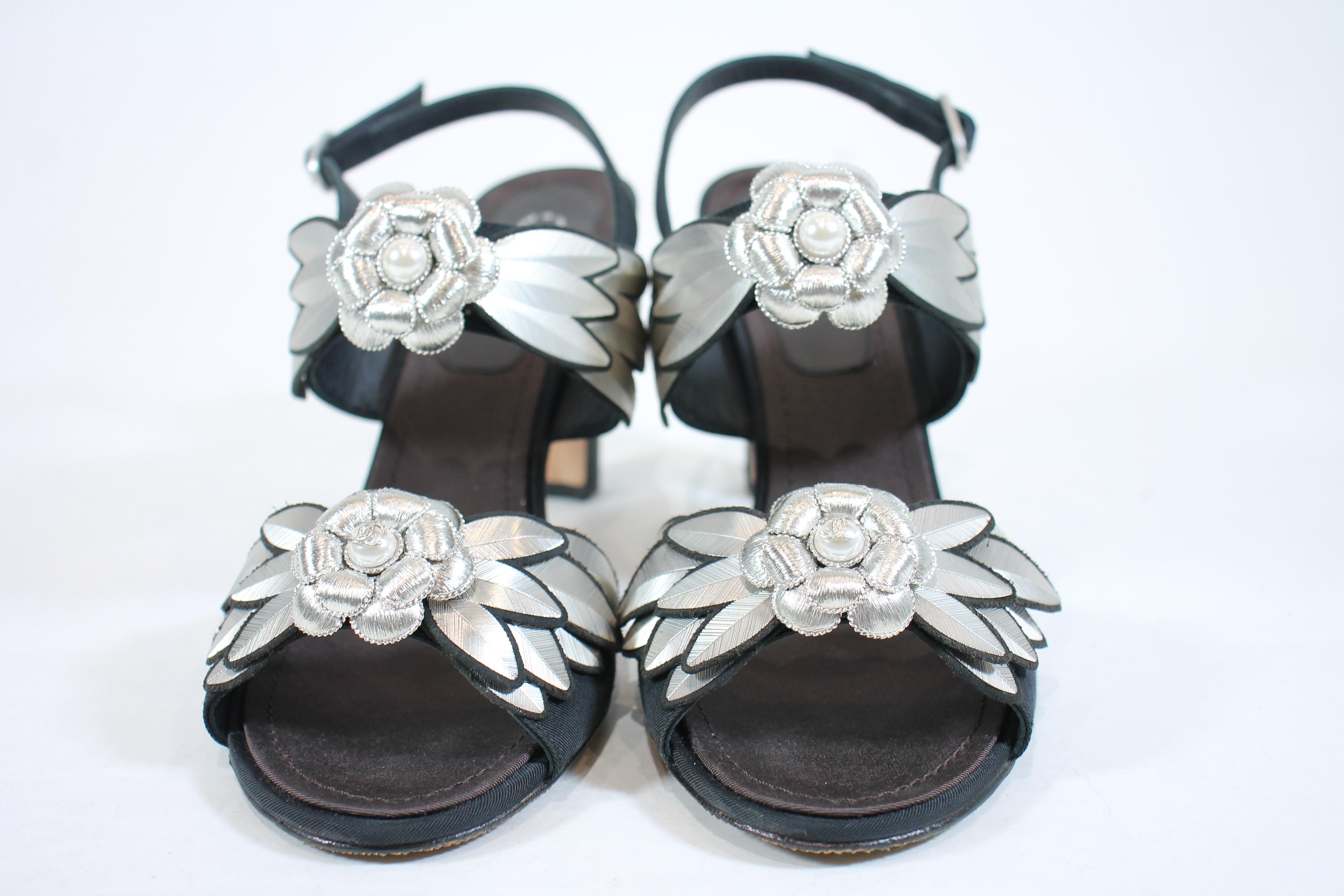 Chanel Floral Heels Size: 39 In New Condition For Sale In Roslyn, NY