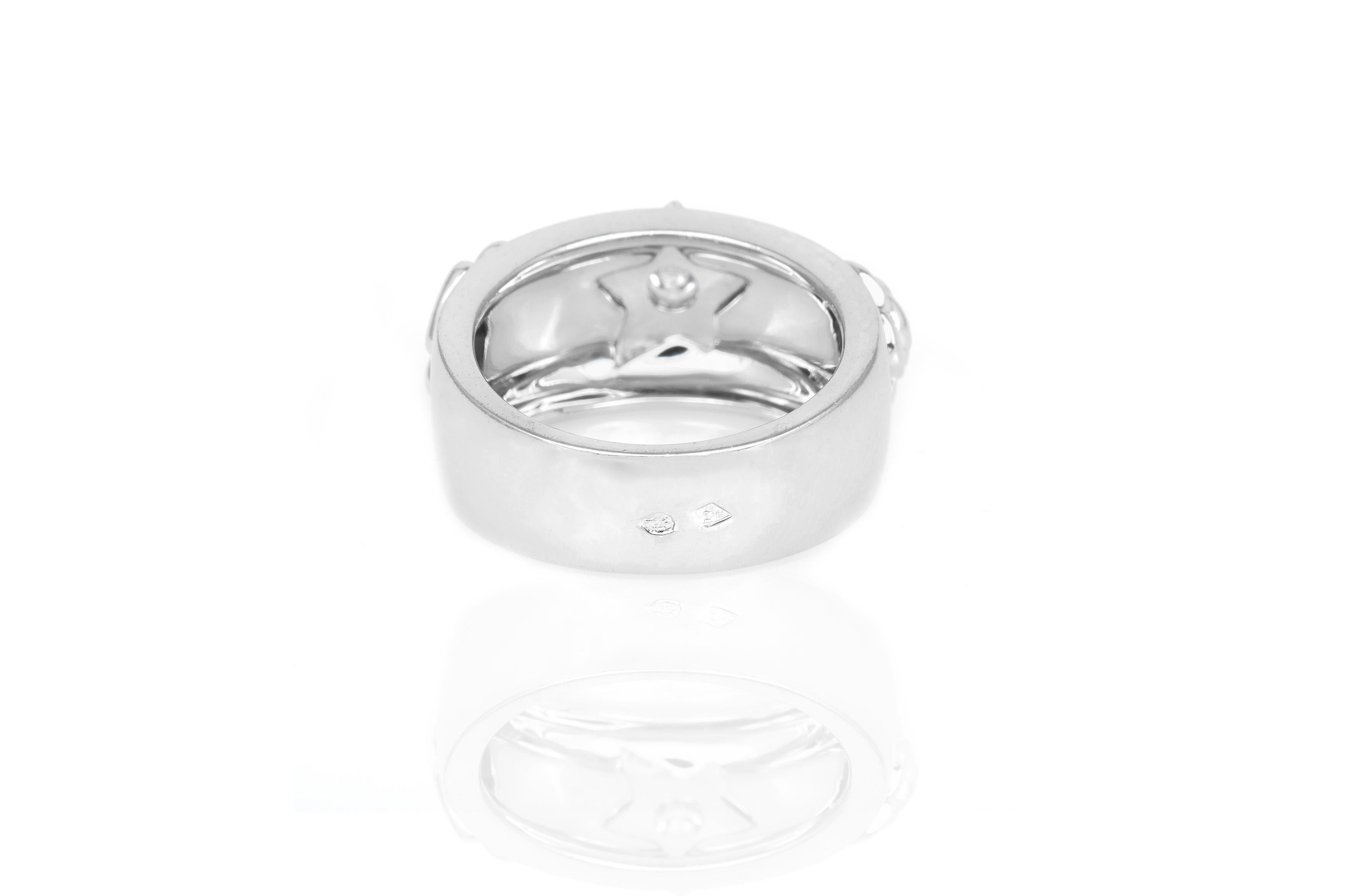 Taille ronde Chanel, bague en or blanc à motif floral en vente