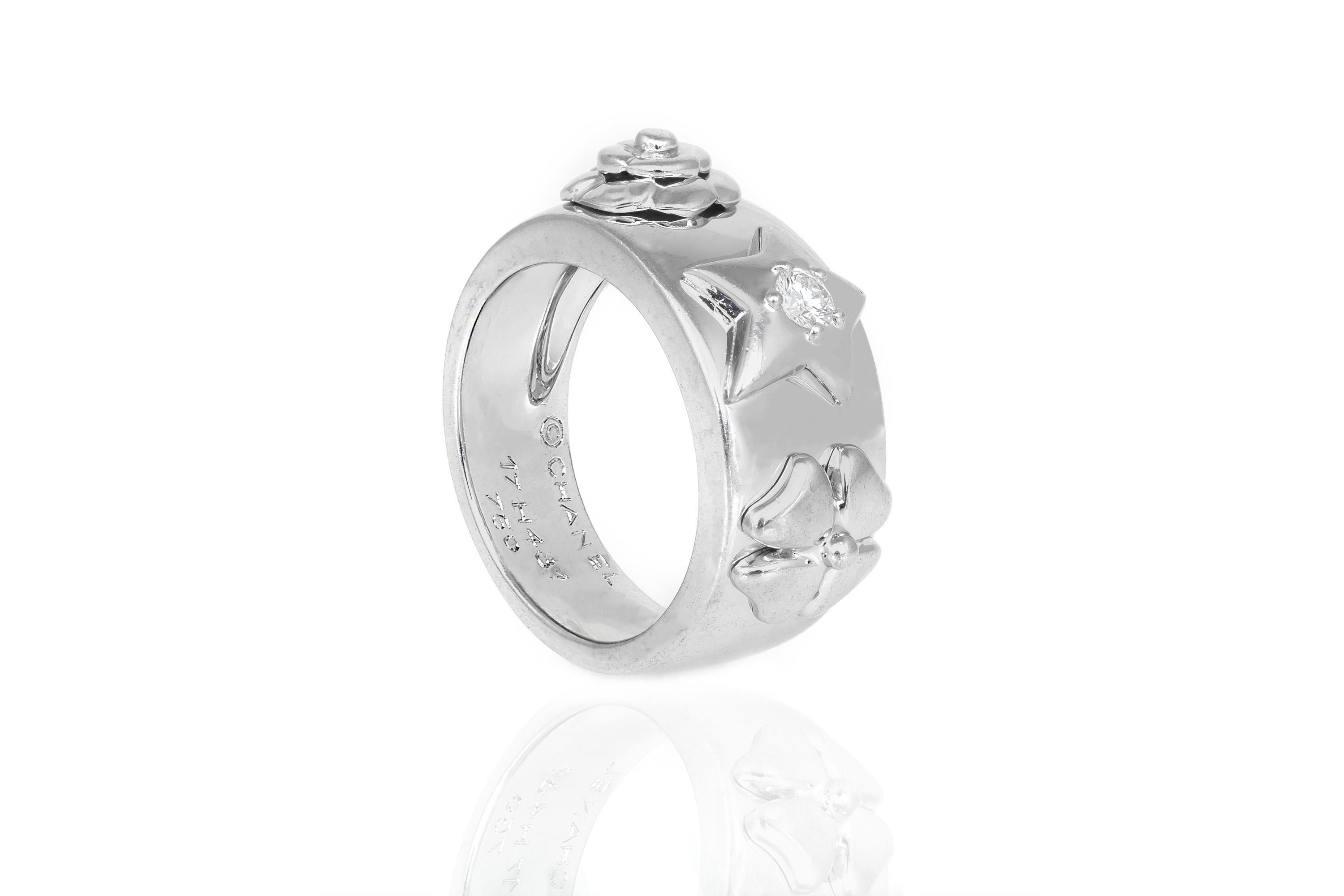 Chanel, bague en or blanc à motif floral Bon état - En vente à New York, NY