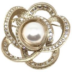 CHANEL Flower Brooch in Gilt Metal, Rhinestones and Pearl