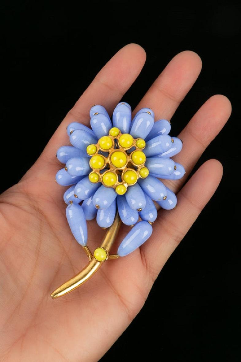 Chanel -(Made in France) Brooch representing a flower in gold metal and glass paste.

Additional information:
Dimensions: 9 H cm
Condition: Very good condition
Seller Ref number: BRB18