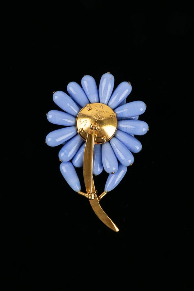 Women's or Men's Chanel Flower Brooch in Gold Metal and Glass Paste For Sale