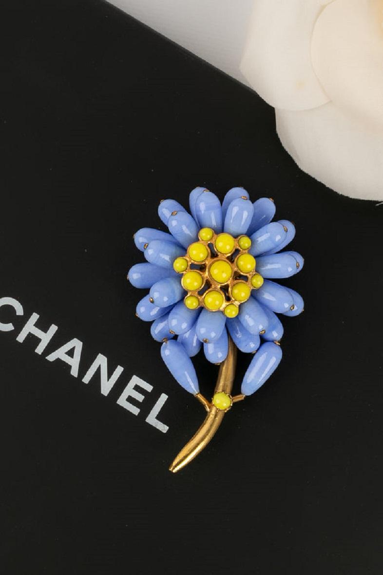 Chanel Flower Brooch in Gold Metal and Glass Paste For Sale 2