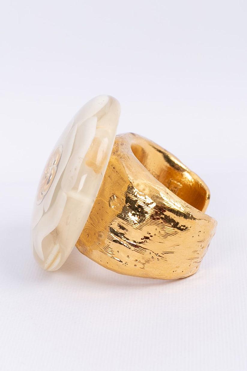 Chanel Flower Cuff Bracelet in Gilded Metal In Excellent Condition For Sale In SAINT-OUEN-SUR-SEINE, FR