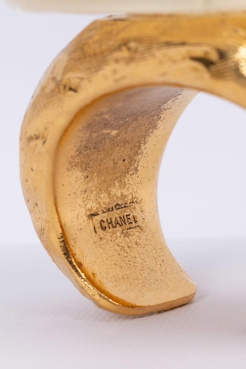 Chanel Flower Cuff Bracelet in Gilded Metal For Sale 2
