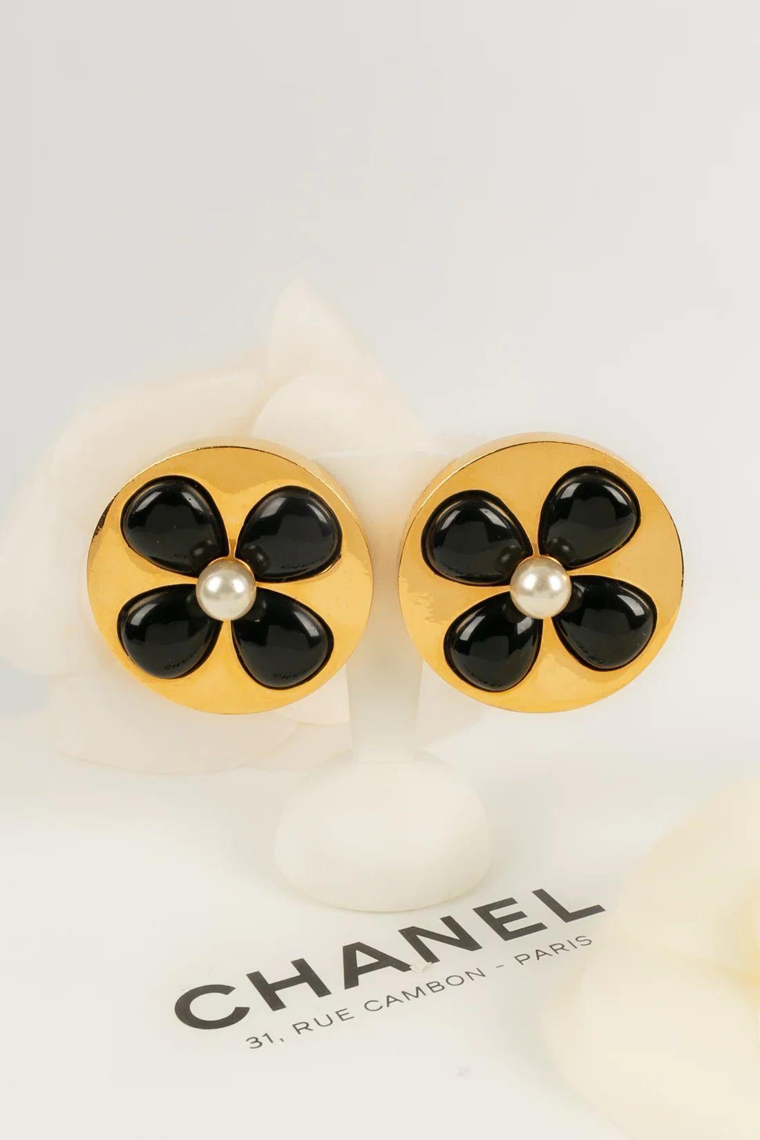 Chanel - (Made in France) Earrings clips in gold metal, resin and pearly cabochon. Collection 2cc3.

Additional information:
Dimensions: Ø 4.5 cm

Condition: 
Very good condition

Seller Ref number: BOB220