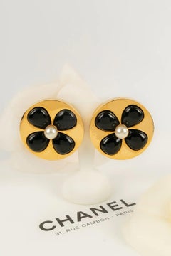 Chanel Flower Earrings Clips in Gold Metal, Resin and Pearly Cabochon