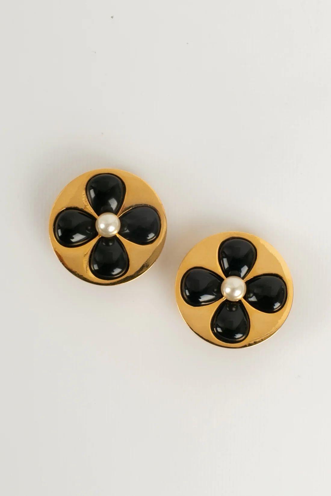 Chanel Flower Earrings Clips in Gold Metal, Resin and Pearly Cabochon For Sale