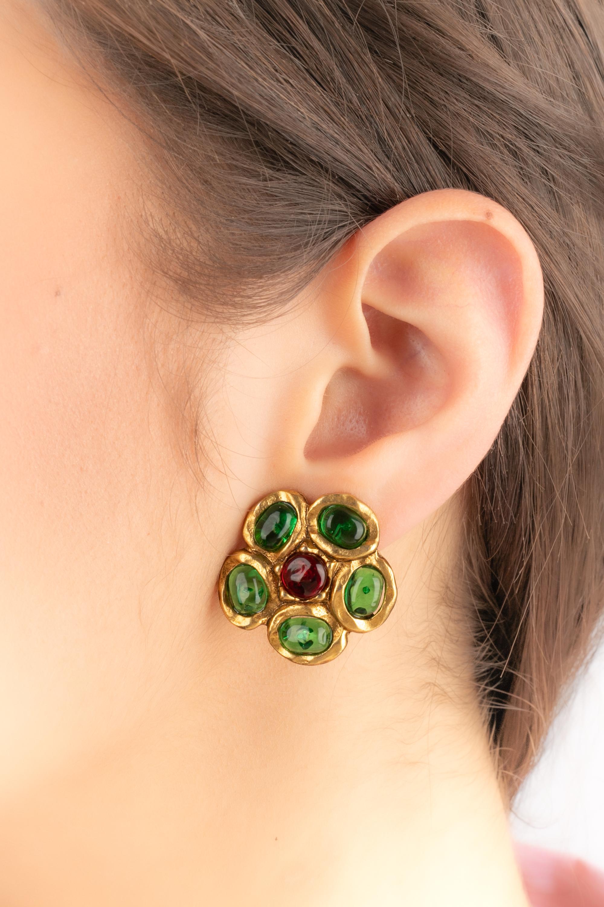 Chanel - (Made in France) Orecchini a clip in metallo dorato con cabochon in pasta di vetro. Una Collection'S del 1984.

Condizioni:
Ottime condizioni

Dimensioni:
Diametro: 2.6 cm

SKU:BOB170