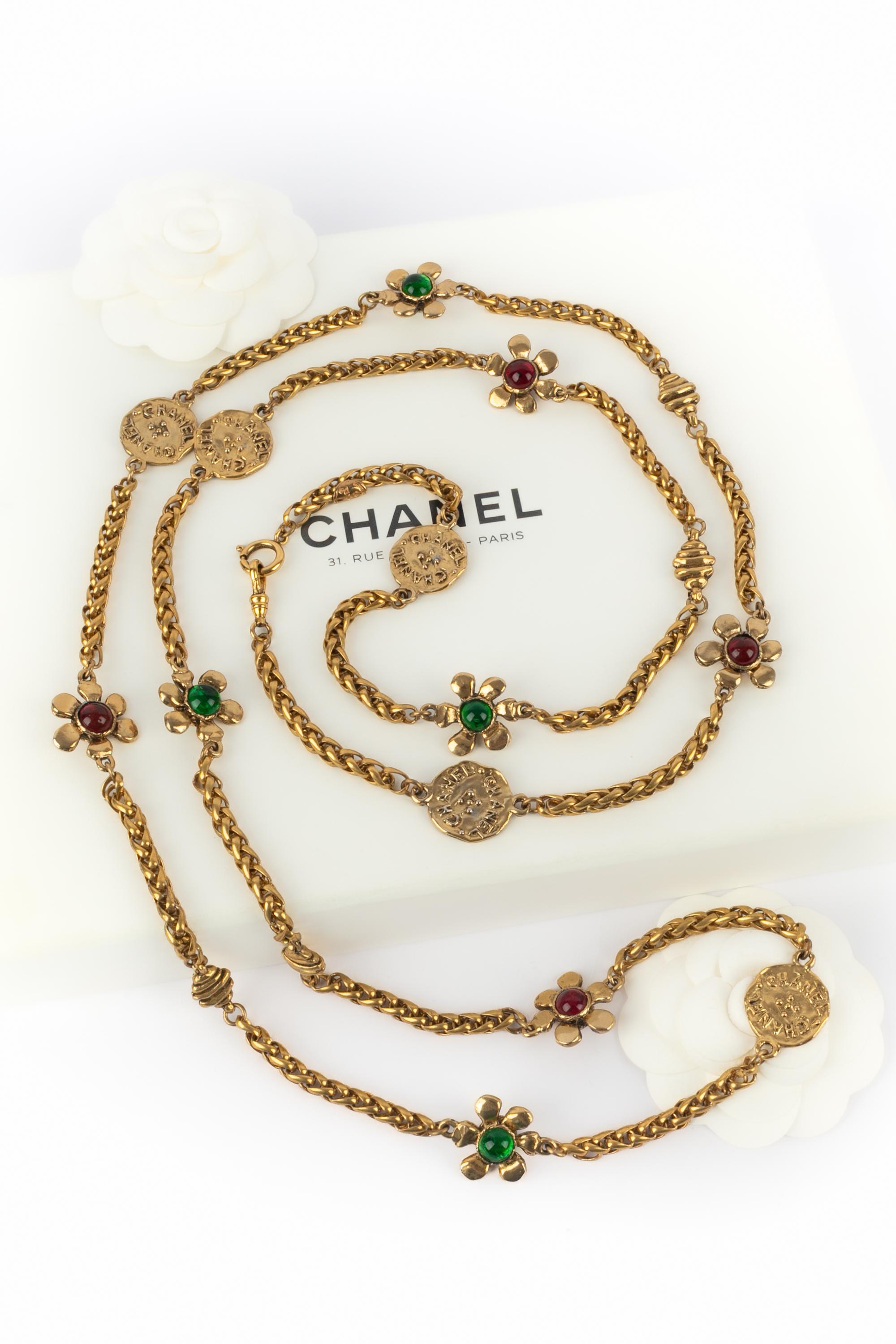 Chanel - (Made in France) Collana lunga in metallo dorato con pasta di vetro che rappresenta medaglioni e fiori. Gioielli degli anni '1980 sotto la direzione artistica di Karl Lagerfeld.

Condizioni:
Ottime condizioni

Dimensioni:
Lunghezza: 160