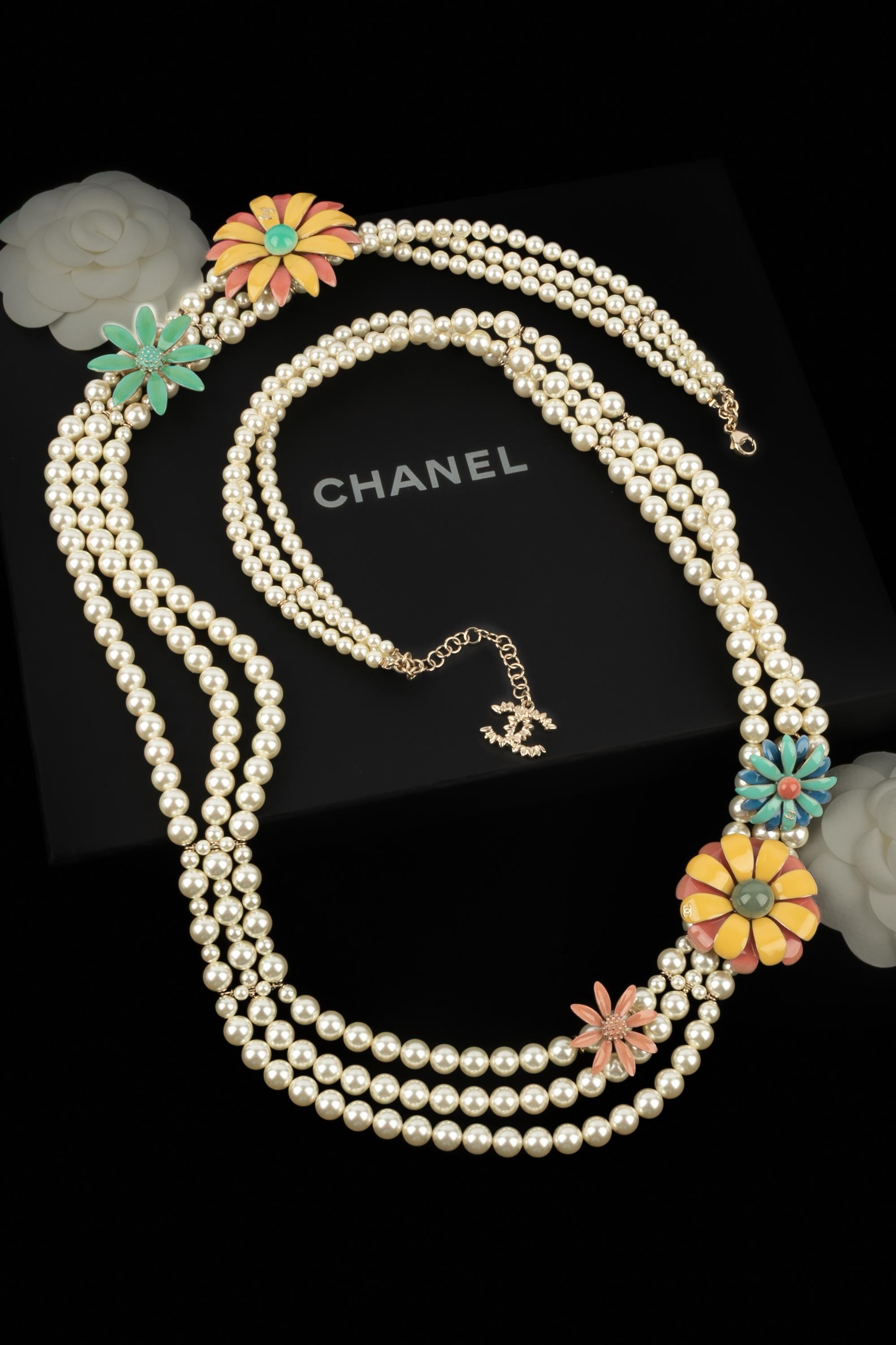 Chanel - (Made in France) Collana di perle in costume con fiori colorati smaltati. Collezione Paris Cuba 2017 sotto la direzione artistica di Karl Lagerfeld.

Condizioni:
Ottime condizioni

Dimensioni:
Lunghezza della fila più corta: da 100 a 103